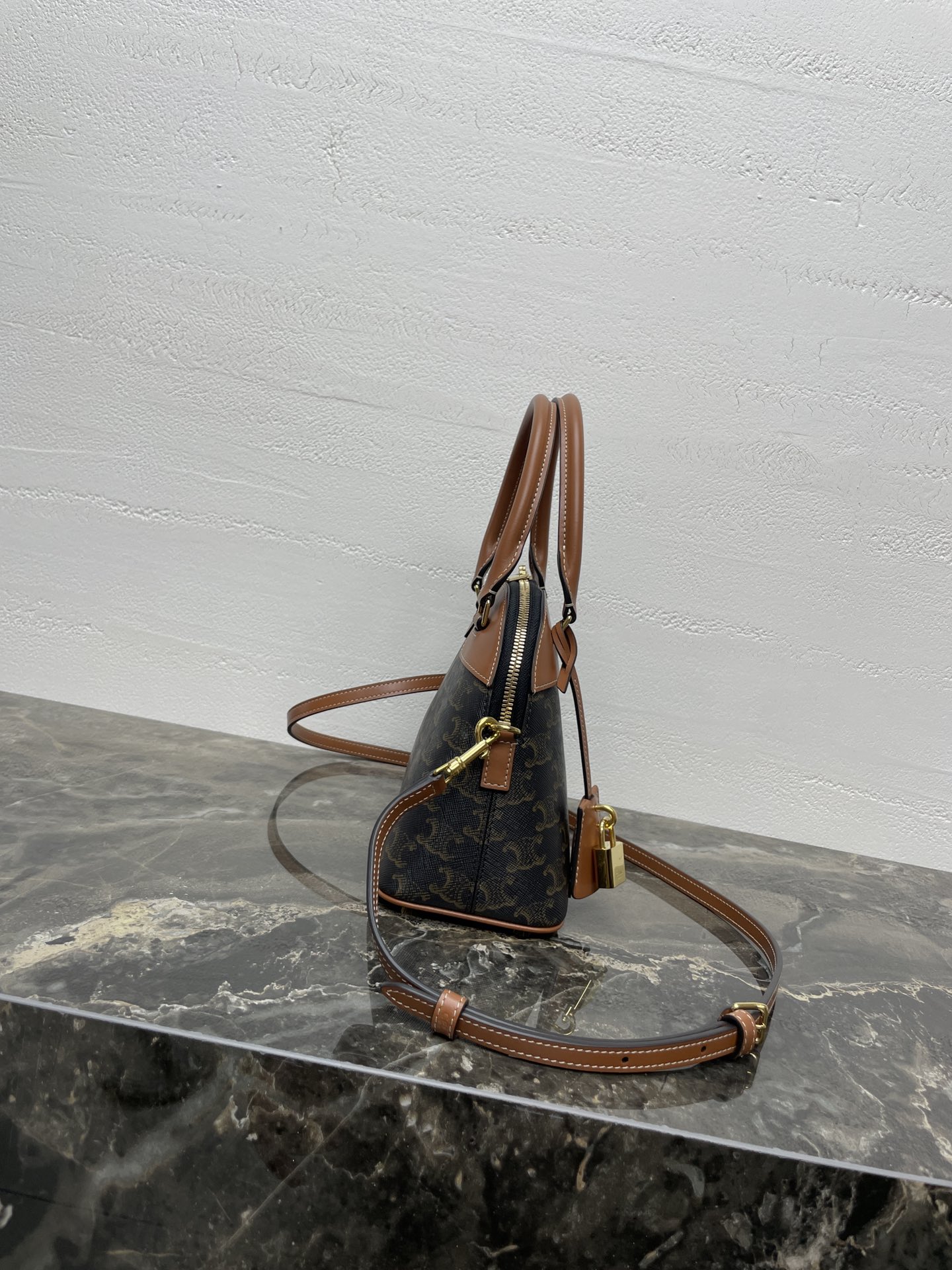 [TOP] CELINE Shell Bag 25×17x10 cm - Brown