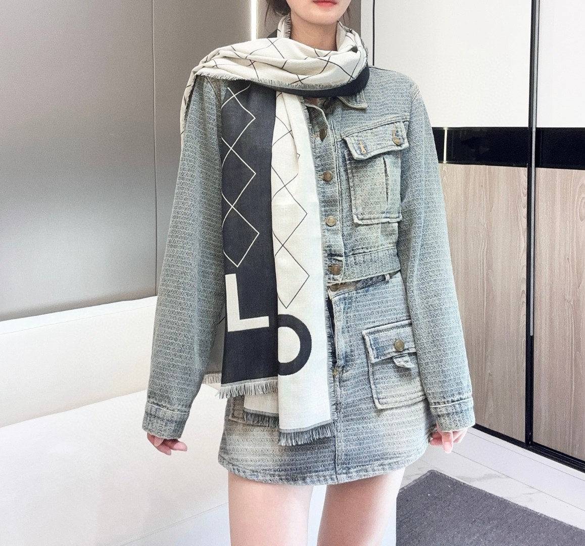 [TOP] CHANEL Black and White Scarf 70x200cm - Black and White