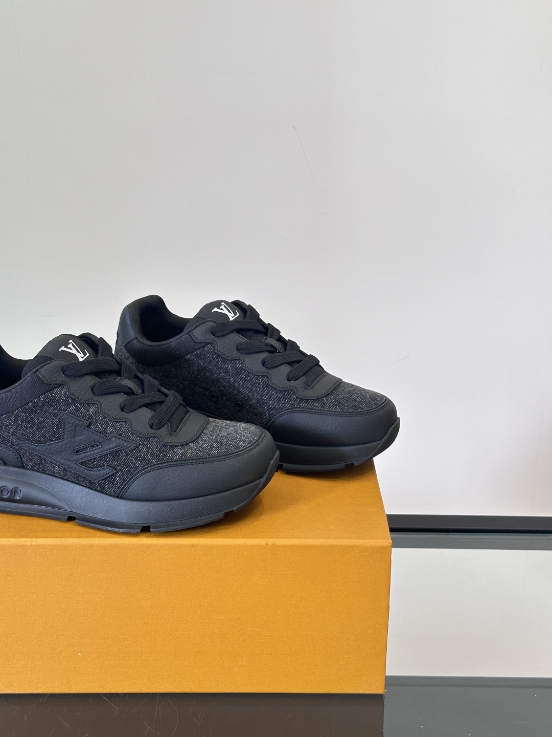 [TOP] Louis Vuitton LV Men's Sneakers Cow Leather - Black