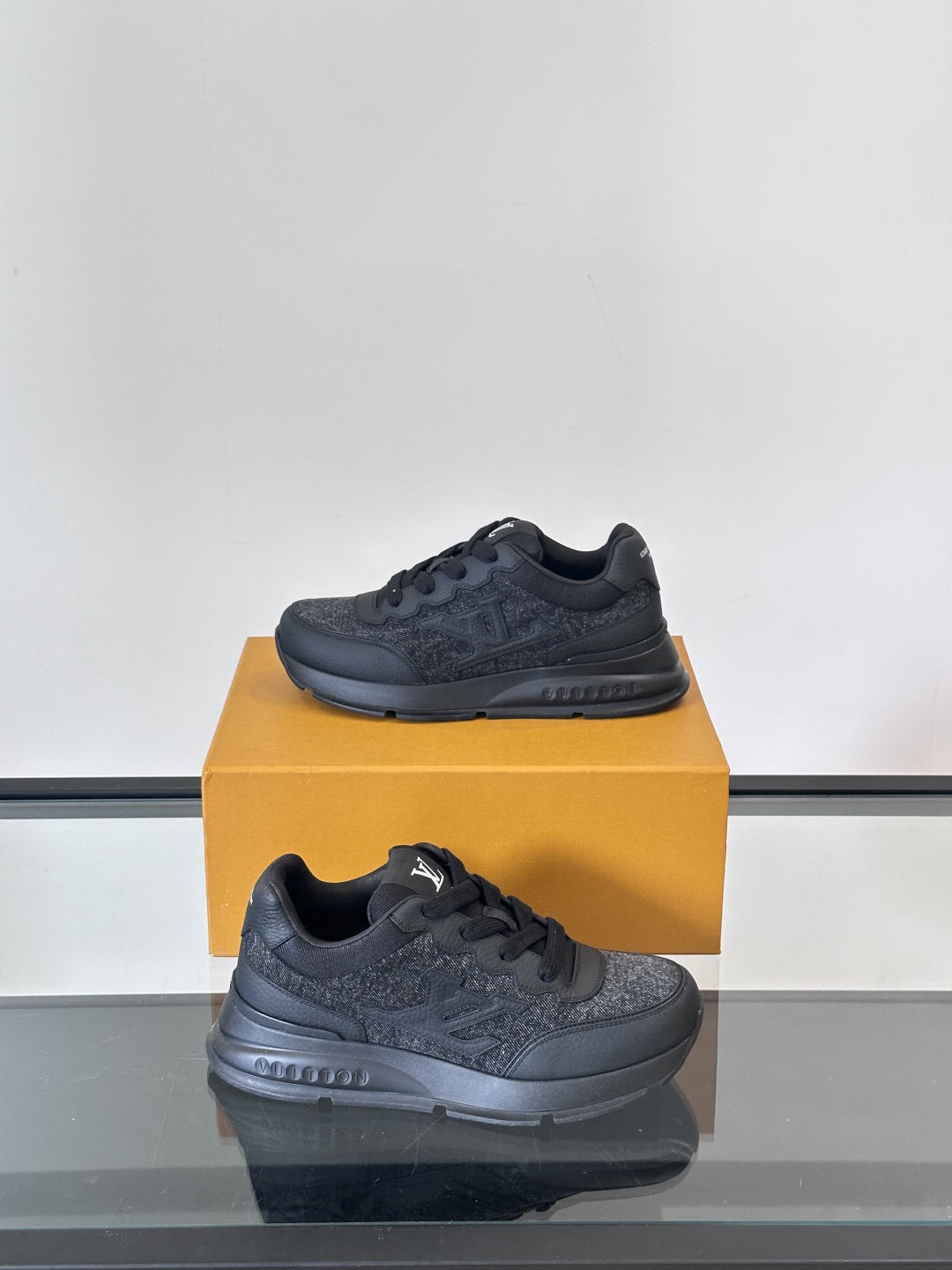 [TOP] Louis Vuitton LV Men's Sneakers Cow Leather - Black