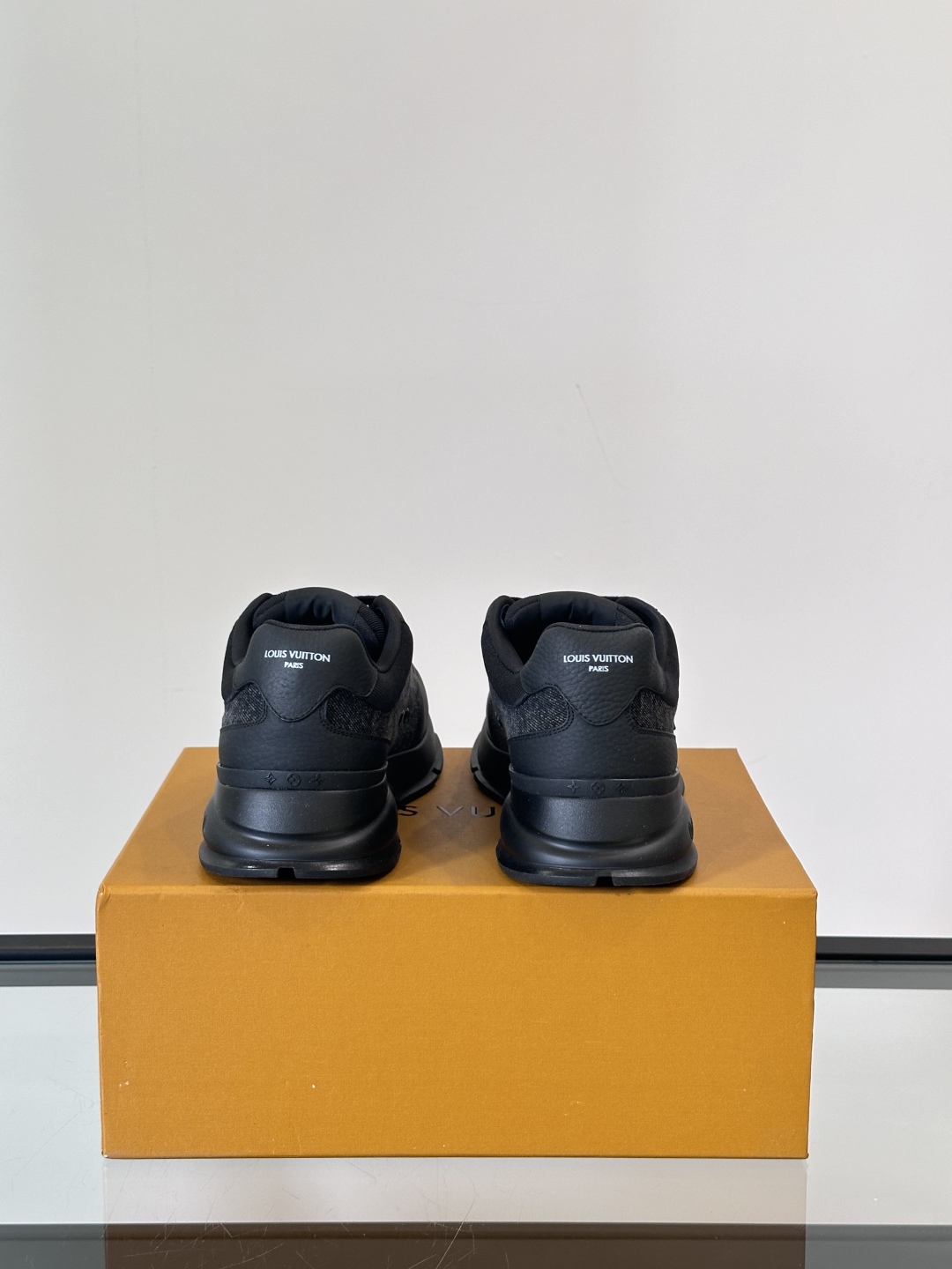 [TOP] Louis Vuitton LV Men's Sneakers Cow Leather - Black