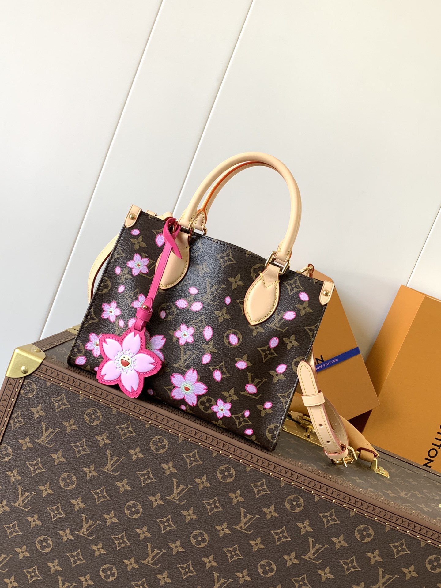 [TOP] Louis Vuitton LV On The Go Bag with Cherry Blossom Pattern 25x19x11.5cm - Brown