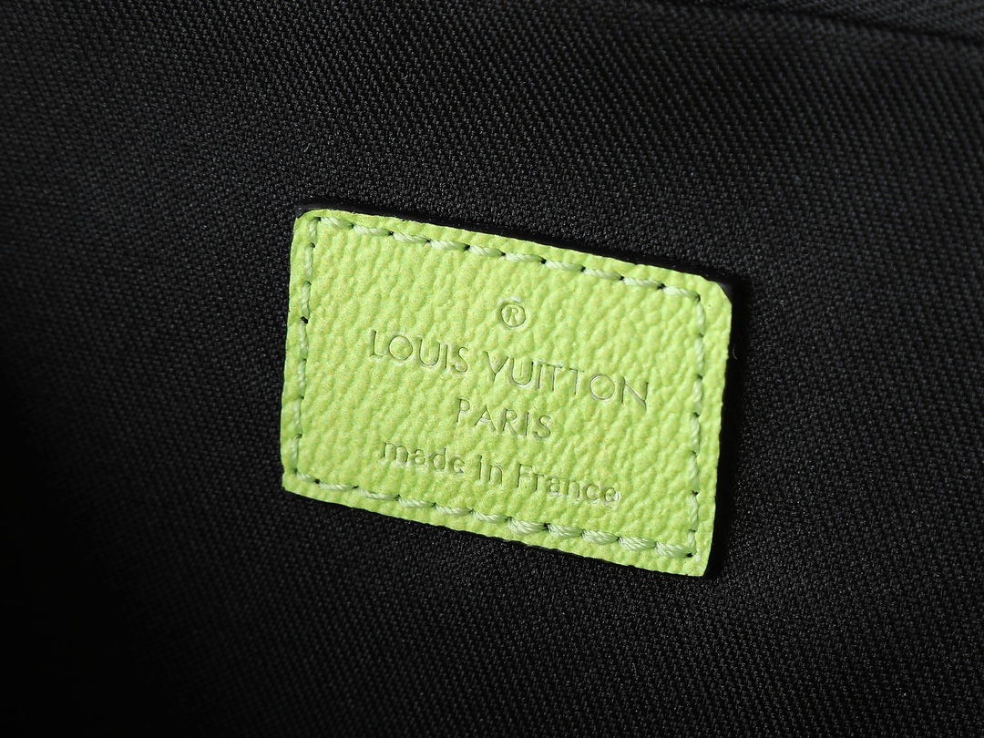 [TOP] Louis Vuitton LV Pulse Messenger Bag Monogram Eclipse Canvas 17 x 11 x 26.6cm - Green