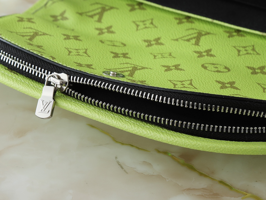 [TOP] Louis Vuitton LV Pulse Messenger Bag Monogram Eclipse Canvas 17 x 11 x 26.6cm - Green