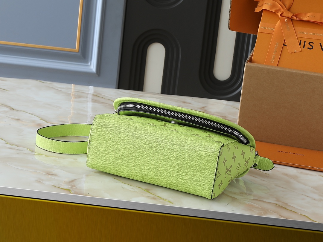 [TOP] Louis Vuitton LV Pulse Messenger Bag Monogram Eclipse Canvas 17 x 11 x 26.6cm - Green