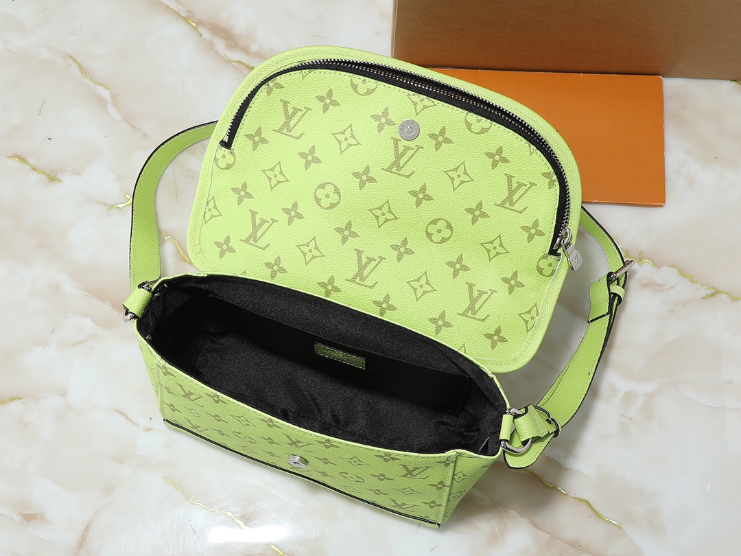 [TOP] Louis Vuitton LV Pulse Messenger Bag Monogram Eclipse Canvas 17 x 11 x 26.6cm - Green