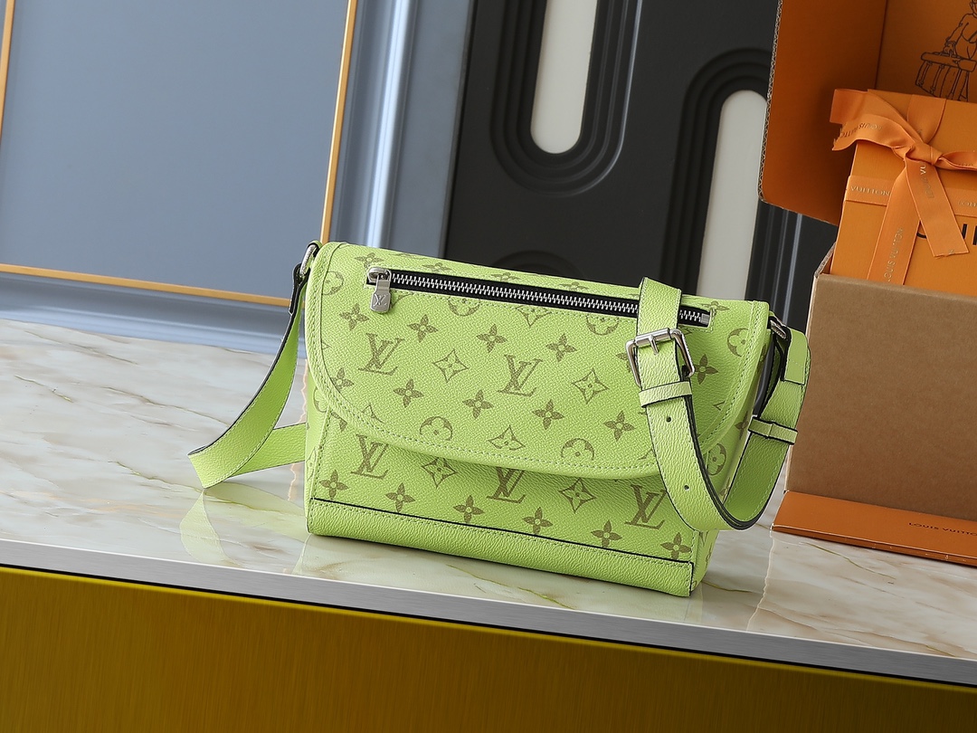 [TOP] Louis Vuitton LV Pulse Messenger Bag Monogram Eclipse Canvas 17 x 11 x 26.6cm - Green