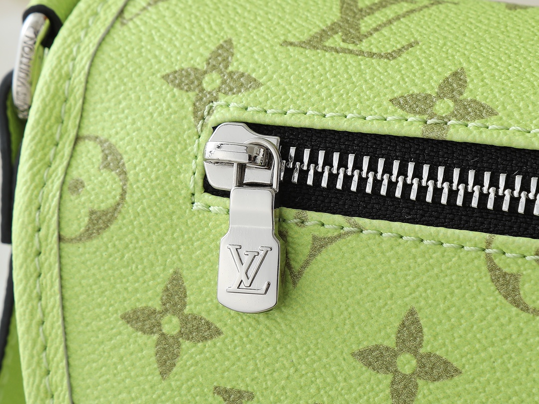 [TOP] Louis Vuitton LV Pulse Messenger Bag Monogram Eclipse Canvas 17 x 11 x 26.6cm - Green