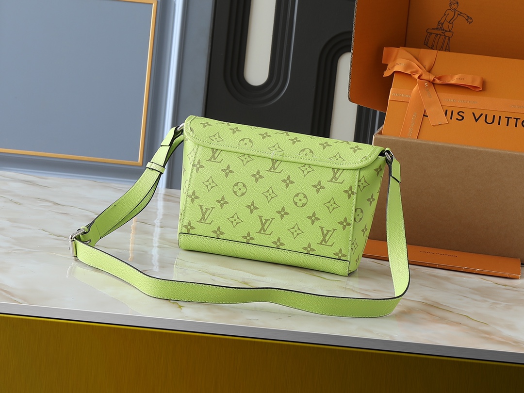 [TOP] Louis Vuitton LV Pulse Messenger Bag Monogram Eclipse Canvas 17 x 11 x 26.6cm - Green