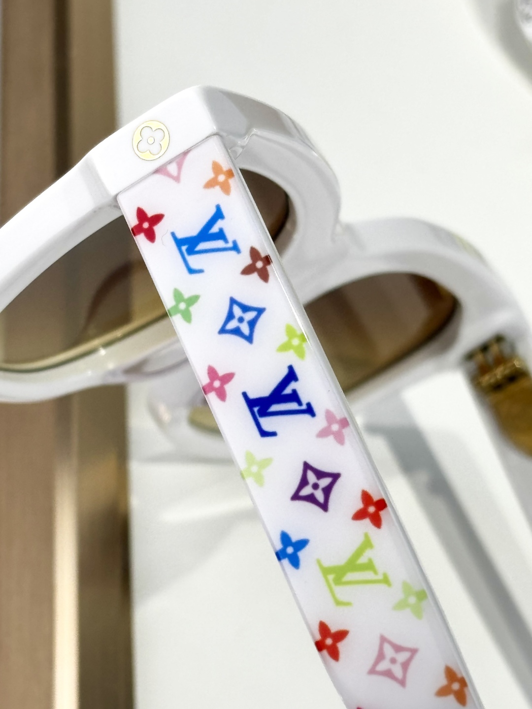 [TOP] Louis Vuitton LV Sunglasses - White