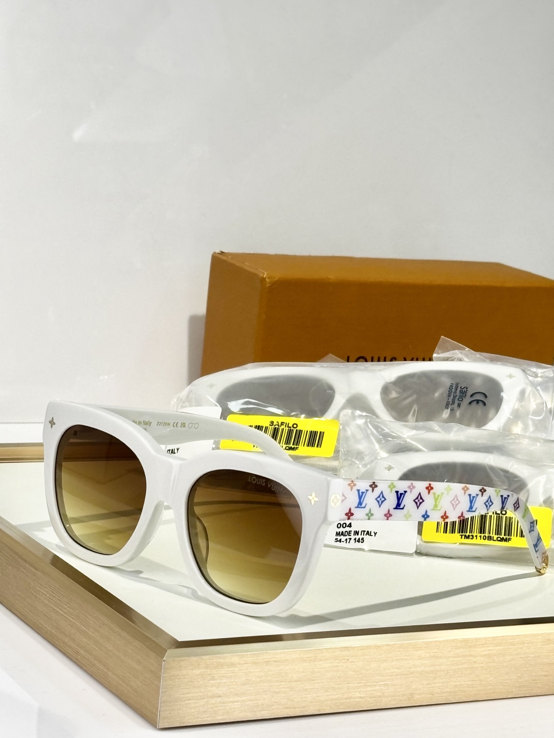 [TOP] Louis Vuitton LV Sunglasses - White
