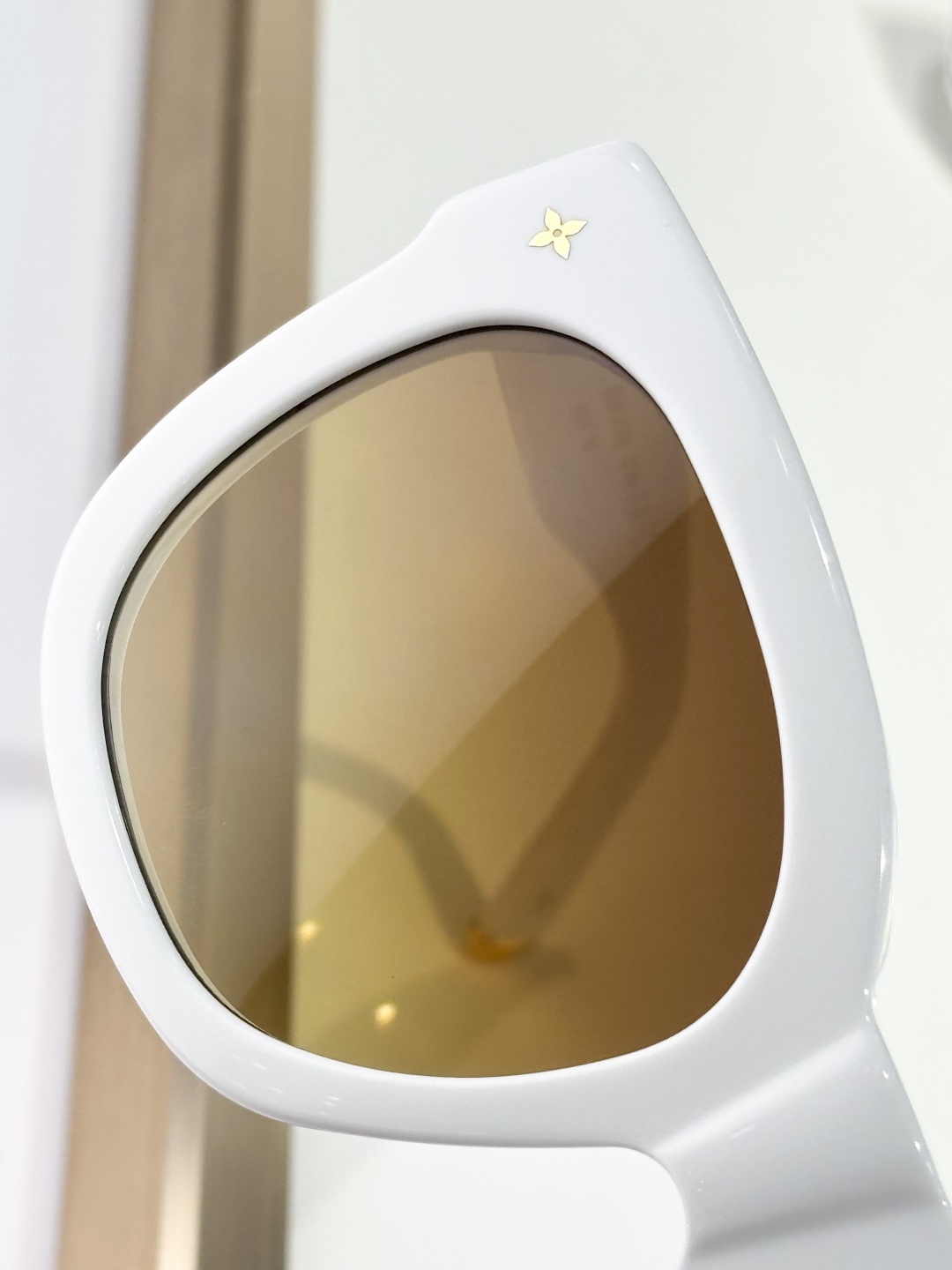 [TOP] Louis Vuitton LV Sunglasses - White