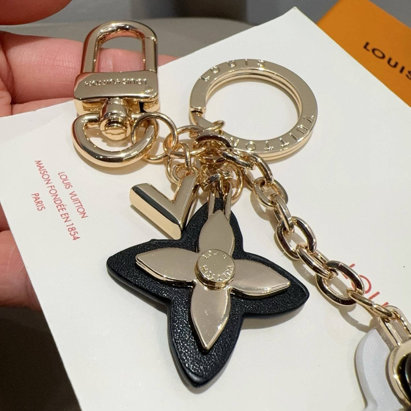 [TOP] Louis Vuitton LV Keychain - Brown