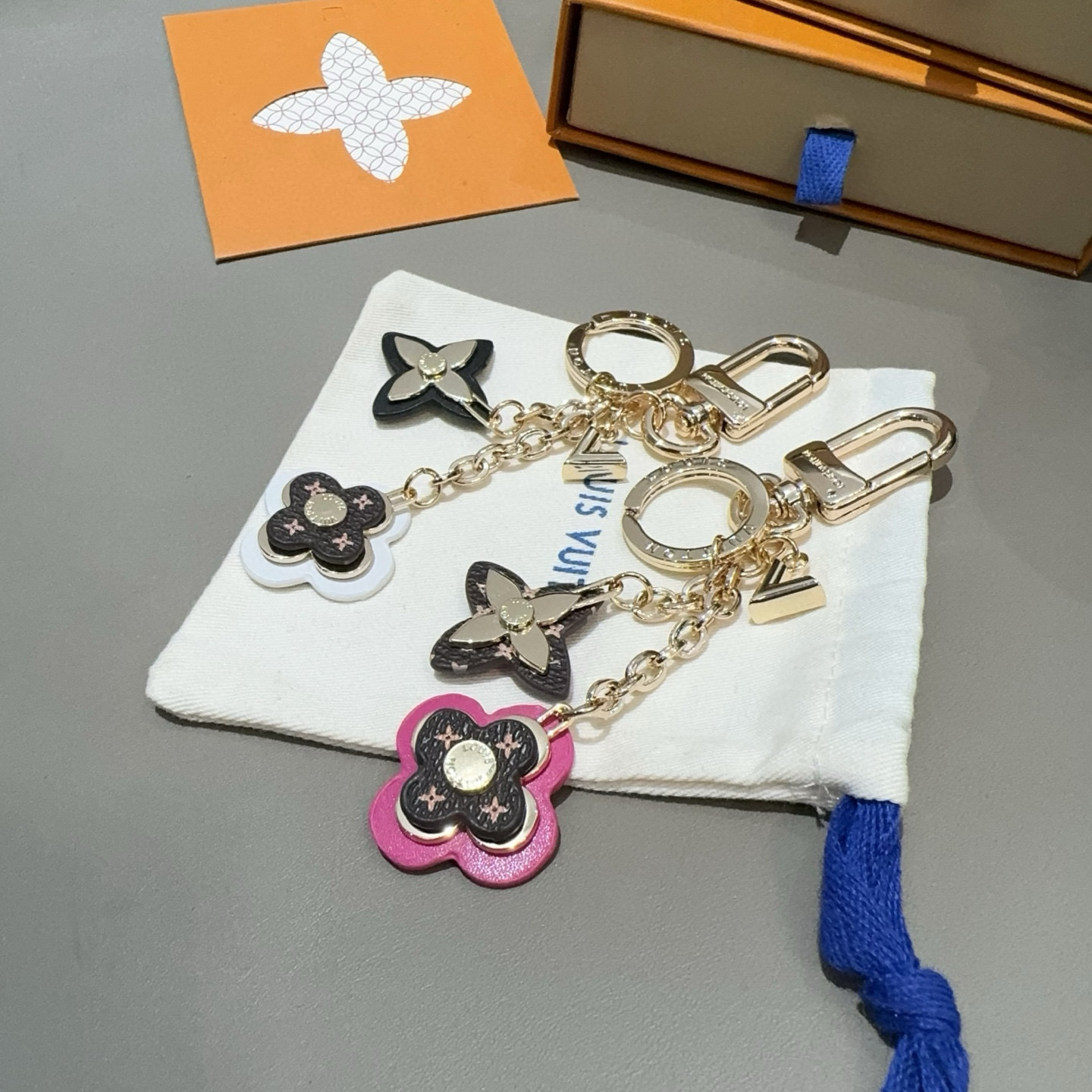 [TOP] Louis Vuitton LV Keychain - Brown