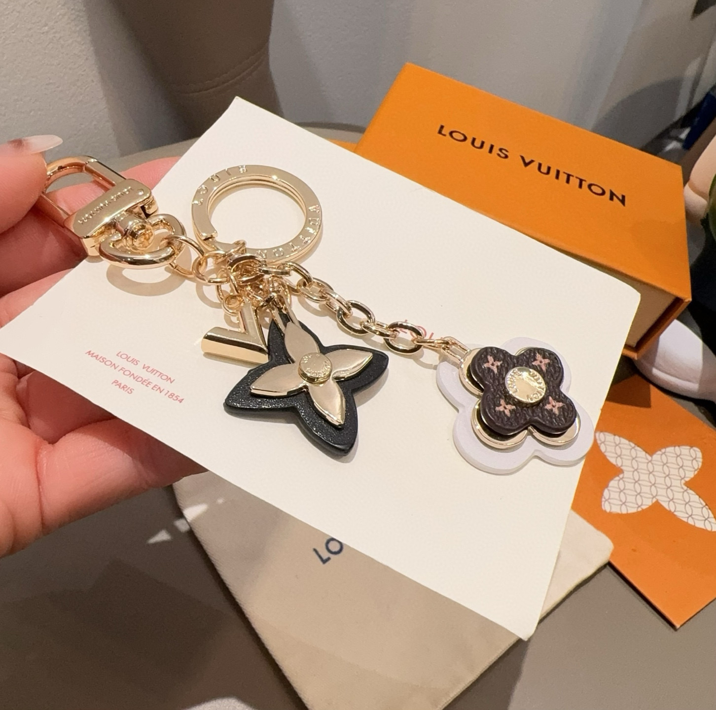 [TOP] Louis Vuitton LV Keychain - Brown