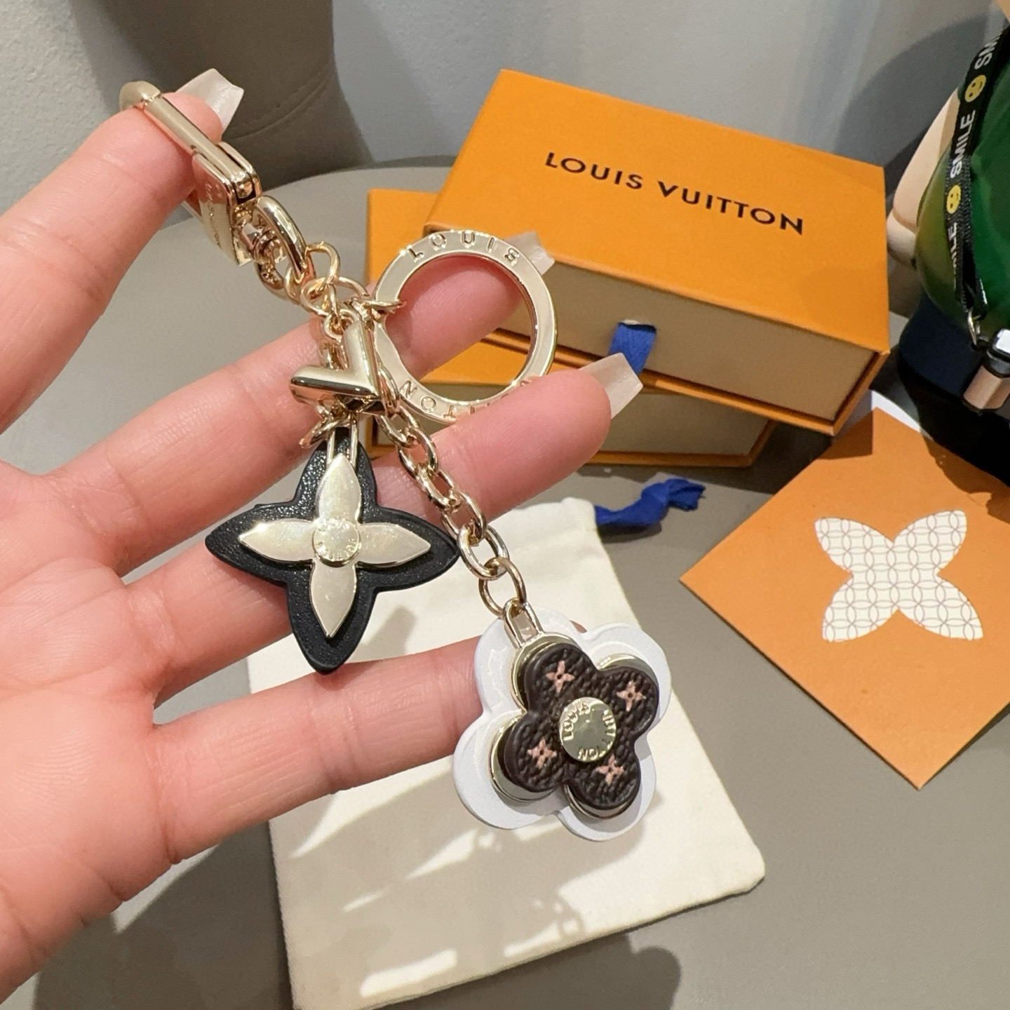 [TOP] Louis Vuitton LV Keychain - Brown