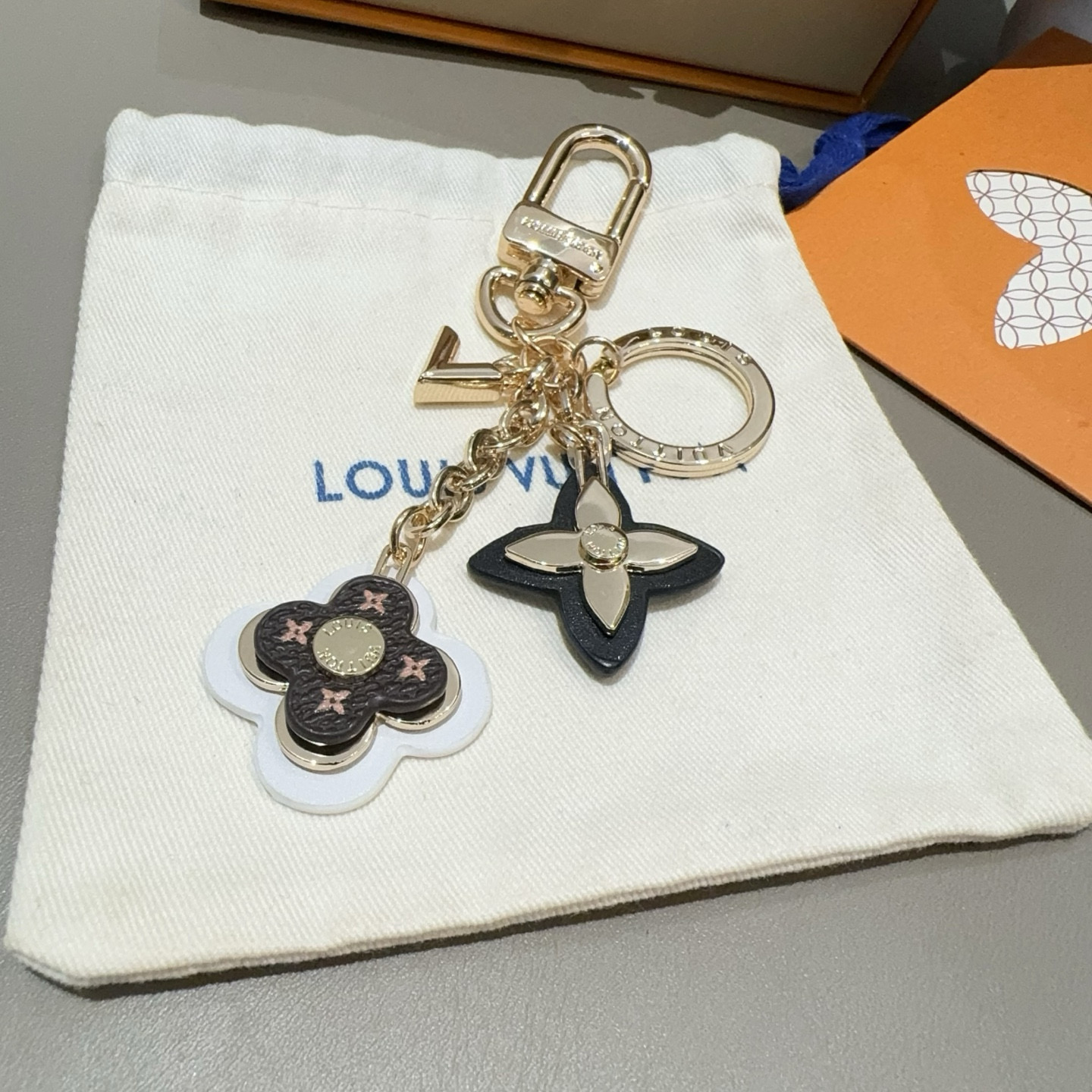 [TOP] Louis Vuitton LV Keychain - Brown