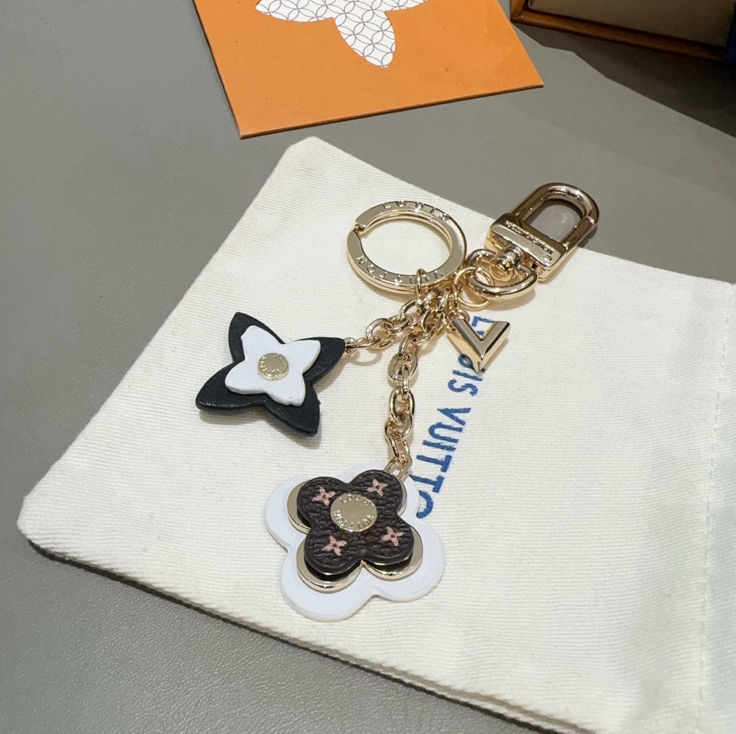 [TOP] Louis Vuitton LV Keychain - Brown