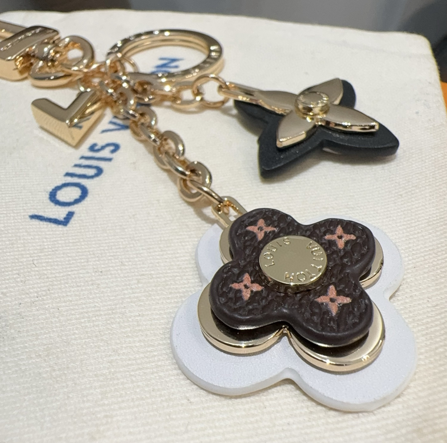 [TOP] Louis Vuitton LV Keychain - Brown