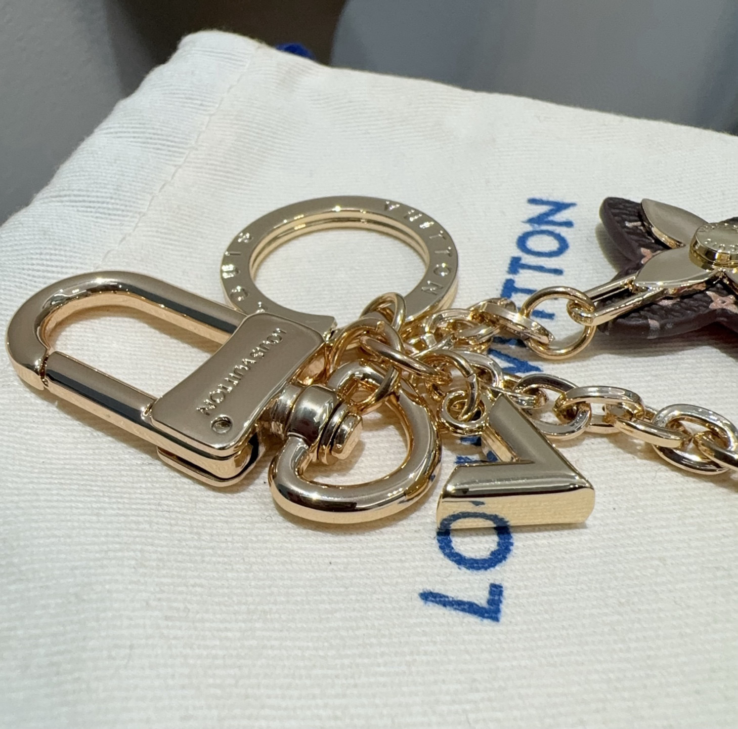 [TOP] Louis Vuitton LV Keychain - Brown