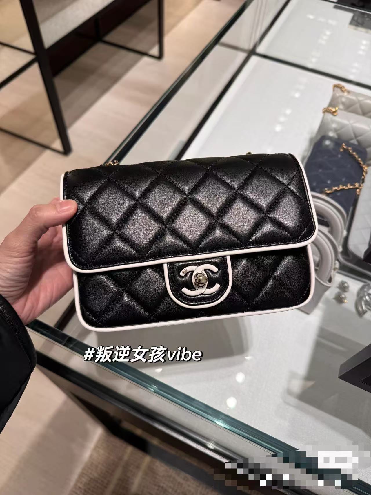 [TOP] CHANEL Flap Bag Leather Bag 12/19.5/3.5cm - Black