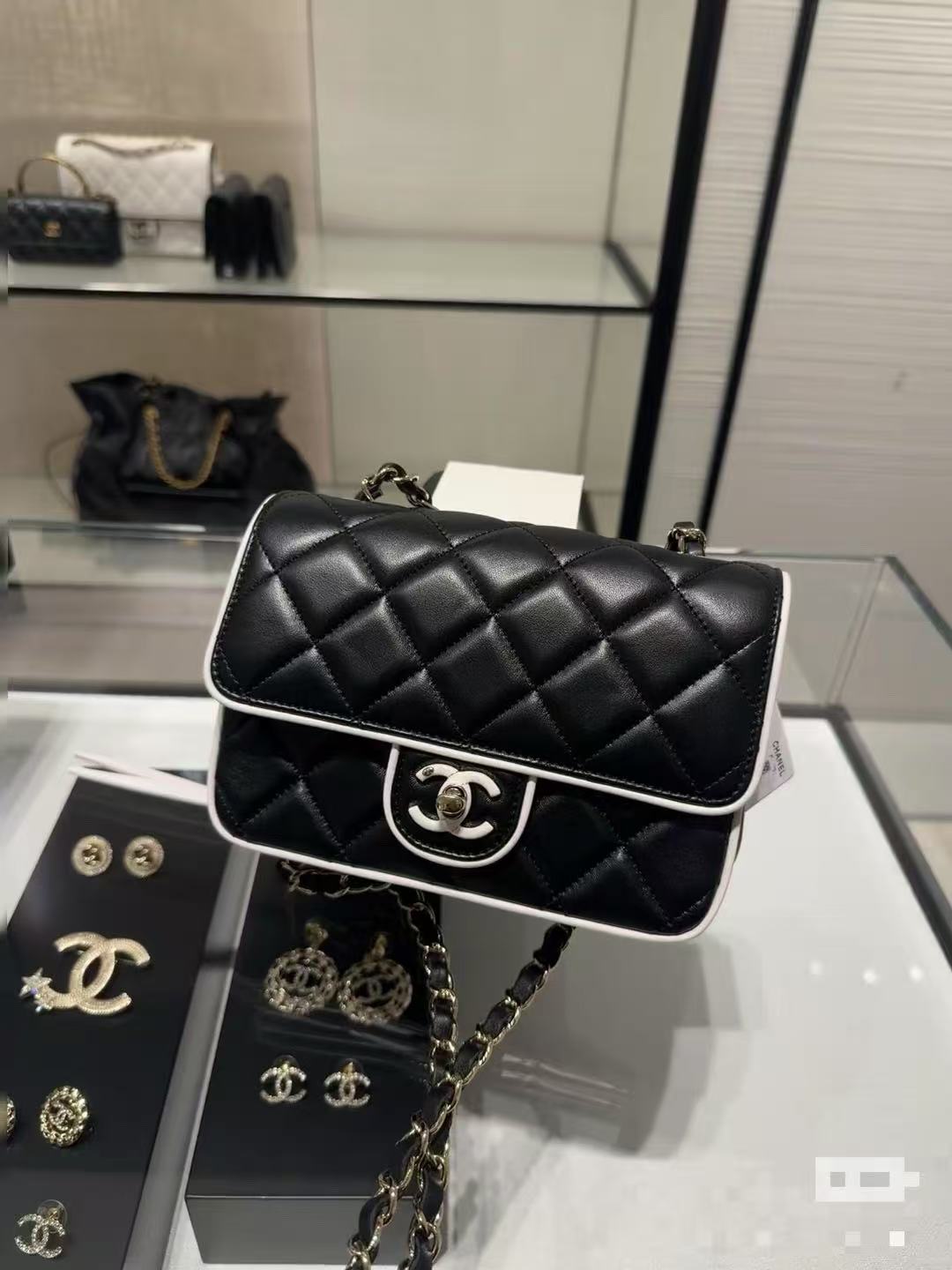[TOP] CHANEL Flap Bag Leather Bag 12/19.5/3.5cm - Black