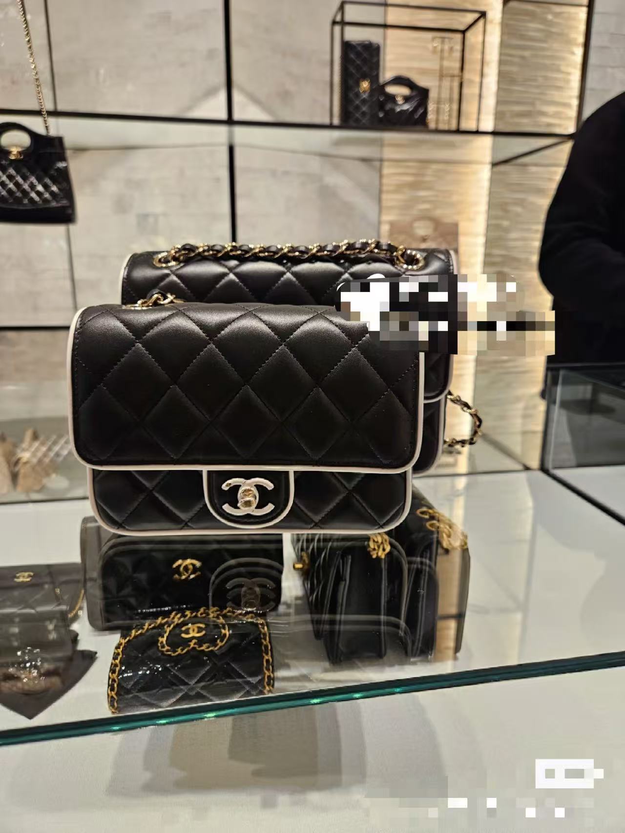 [TOP] CHANEL Flap Bag Leather Bag 12/19.5/3.5cm - Black