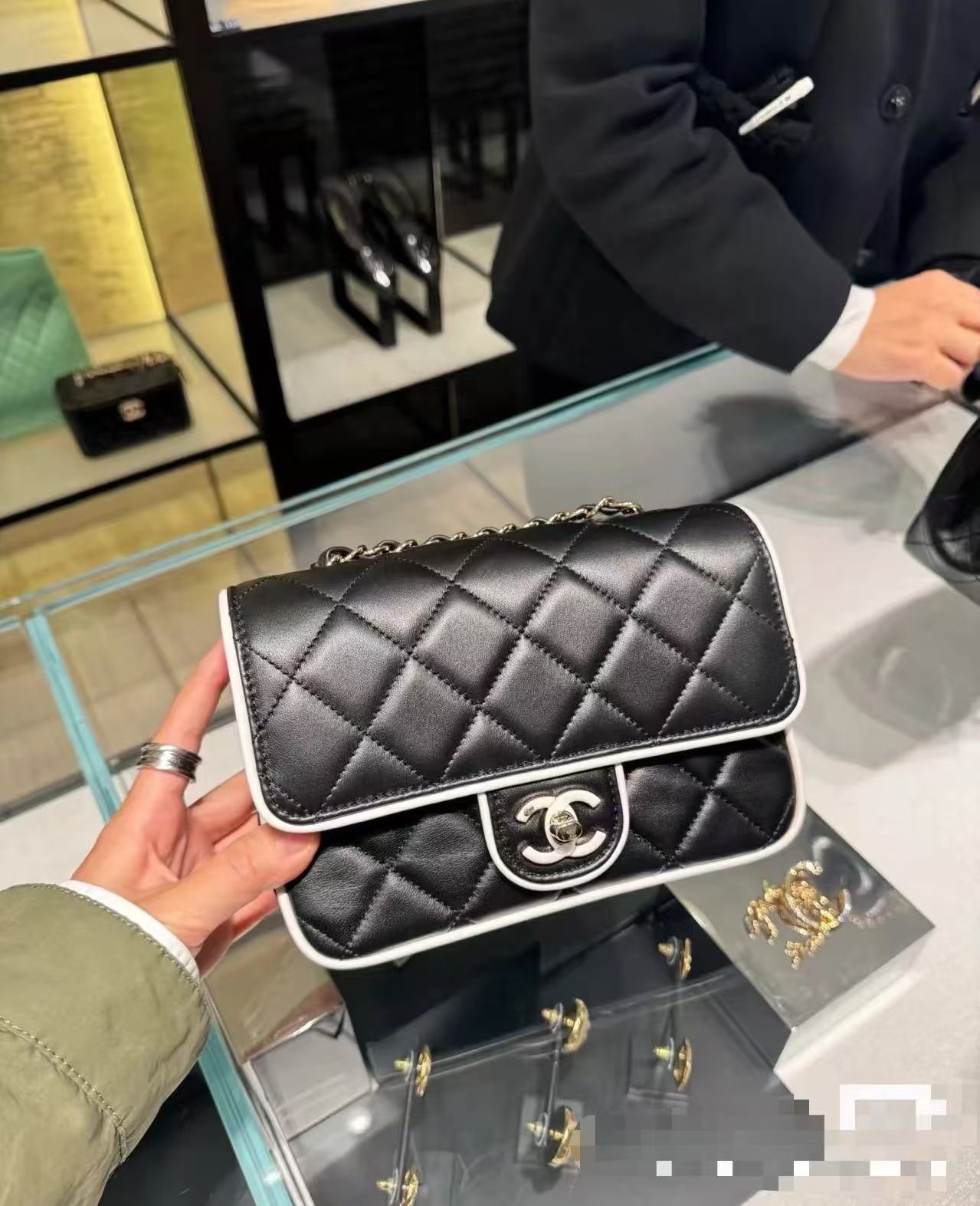 [TOP] CHANEL Flap Bag Leather Bag 12/19.5/3.5cm - Black