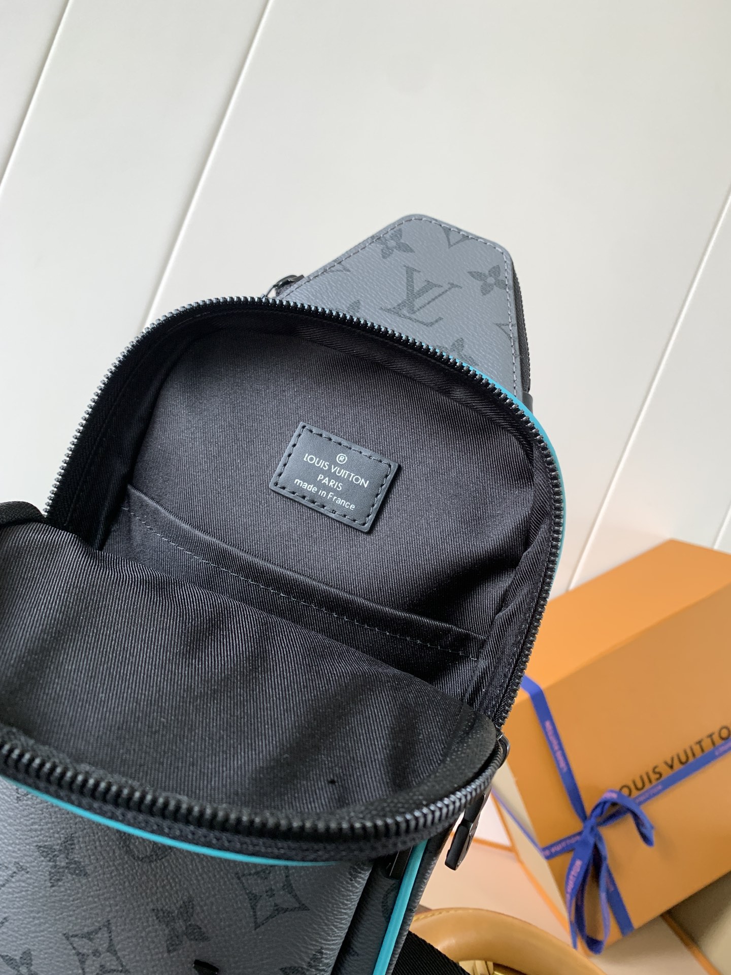 [TOP] Louis Vuitton LV Avenue Slingbag PM 16 x 33 x 5.7cm - 2 Colour