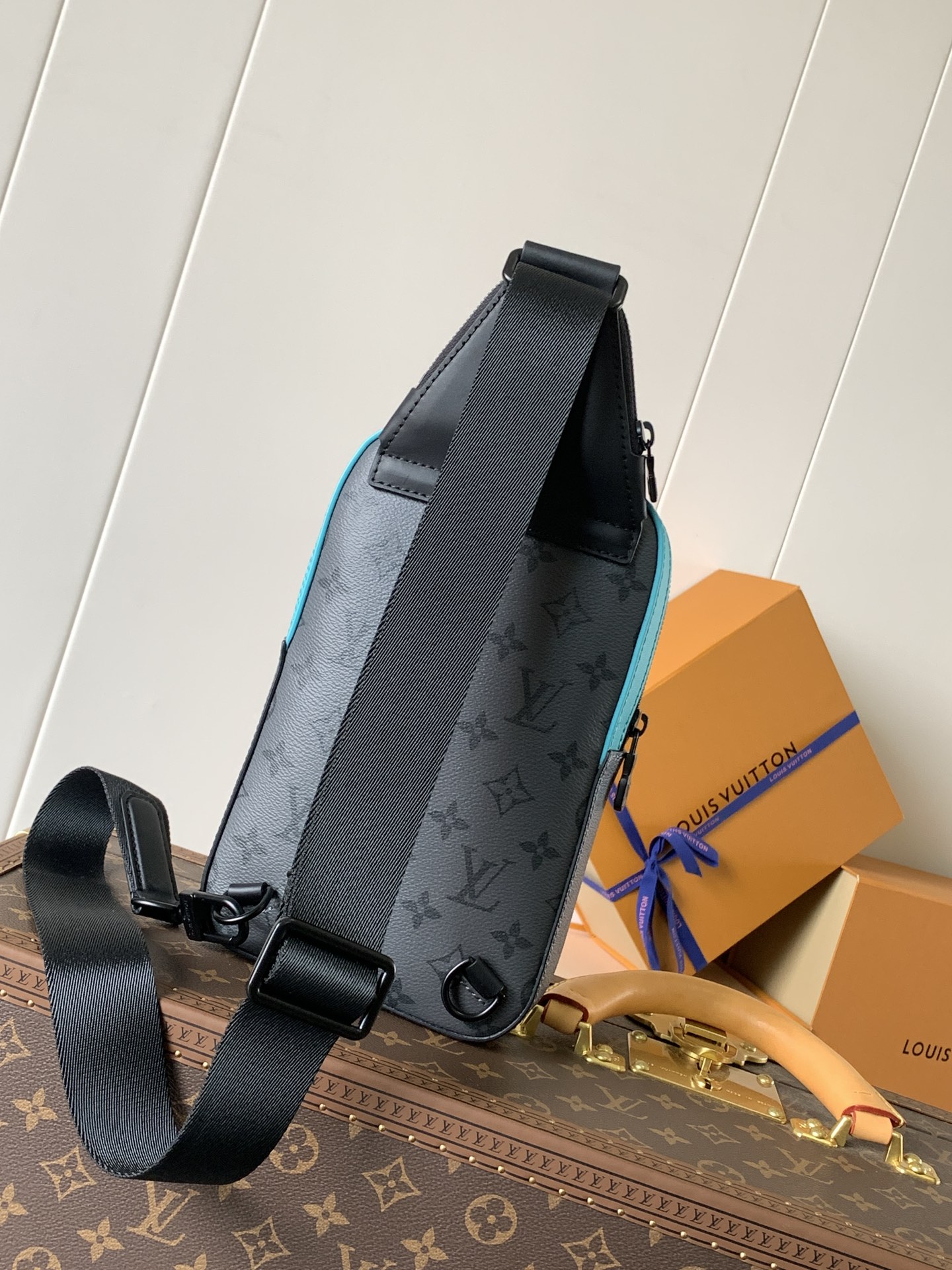 [TOP] Louis Vuitton LV Avenue Slingbag PM 16 x 33 x 5.7cm - 2 Colour