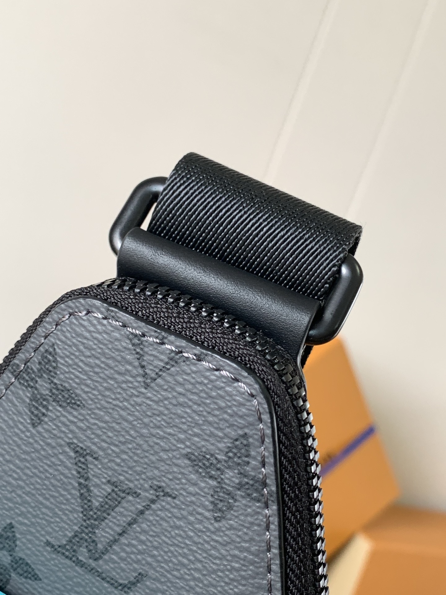 [TOP] Louis Vuitton LV Avenue Slingbag PM 16 x 33 x 5.7cm - 2 Colour