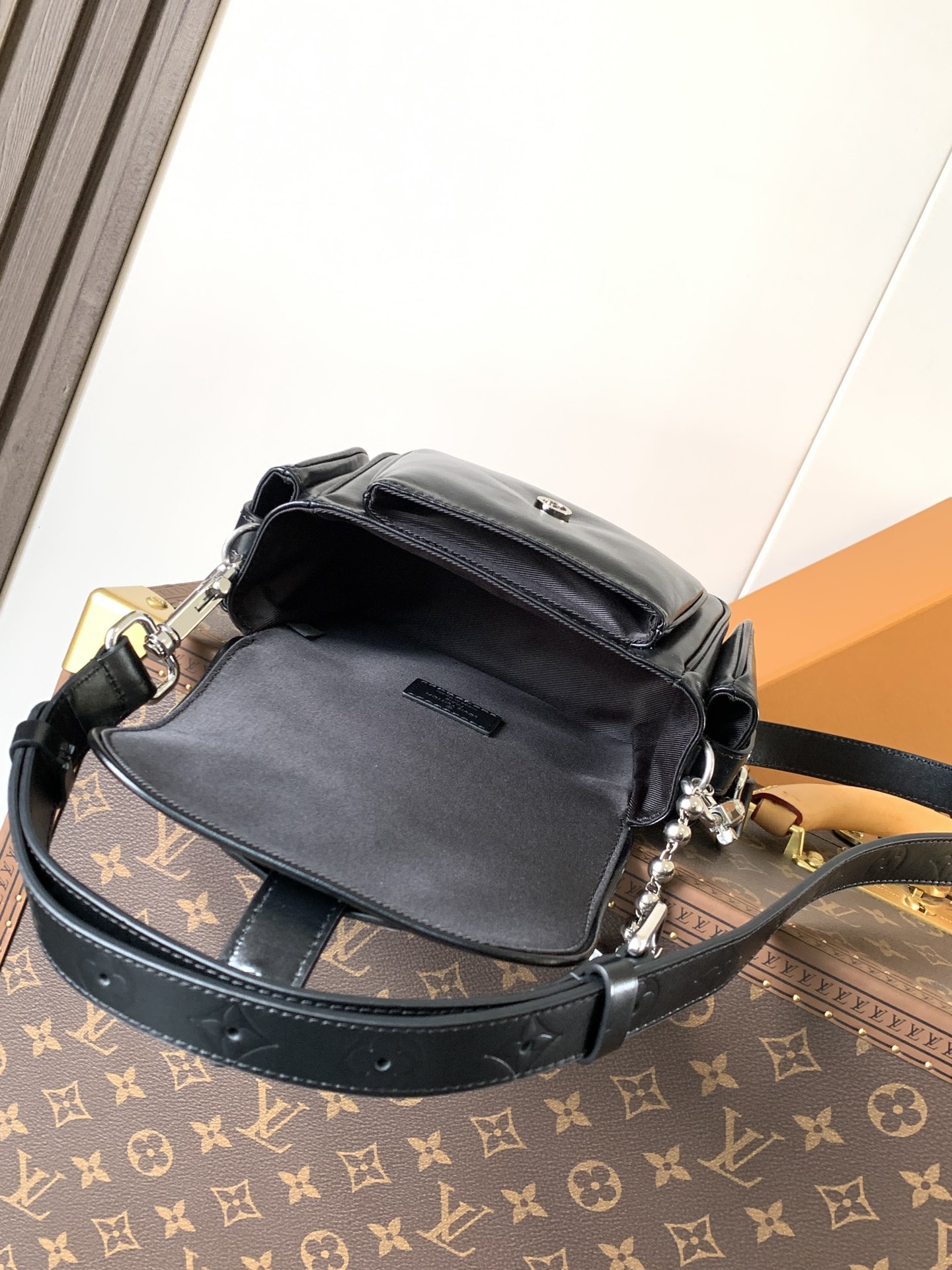 [TOP] Louis Vuitton LV Cargo Mini Handbag 23cm - Black