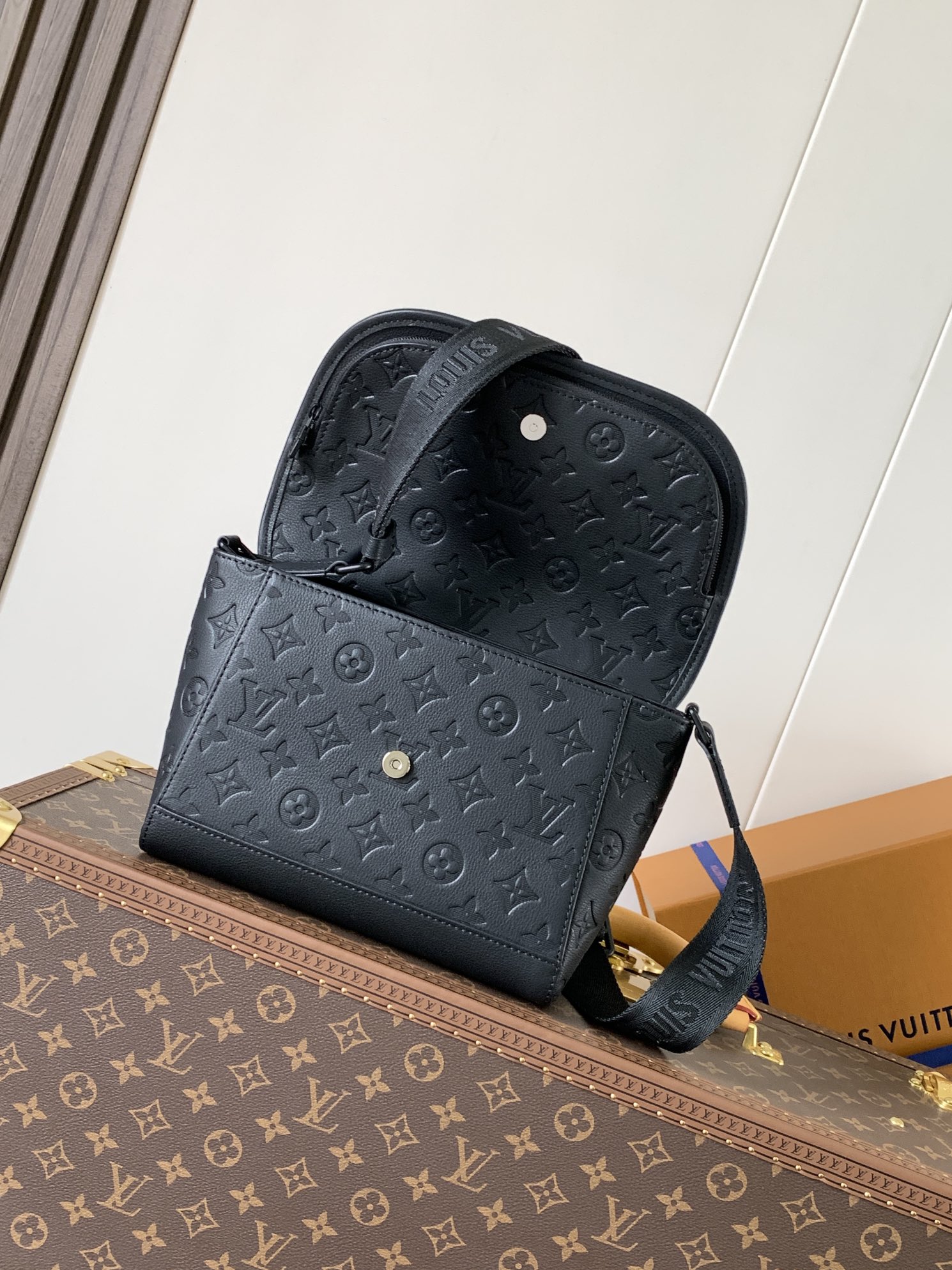 [TOP] Louis Vuitton LV Pulse Monogram Shadow Handbag 22x16x5cm/26x17x11cm - Black