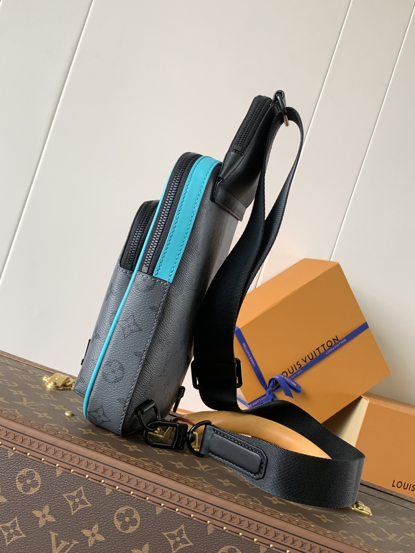 [TOP] Louis Vuitton LV Avenue Slingbag PM 16 x 33 x 5.7cm - 2 Colour