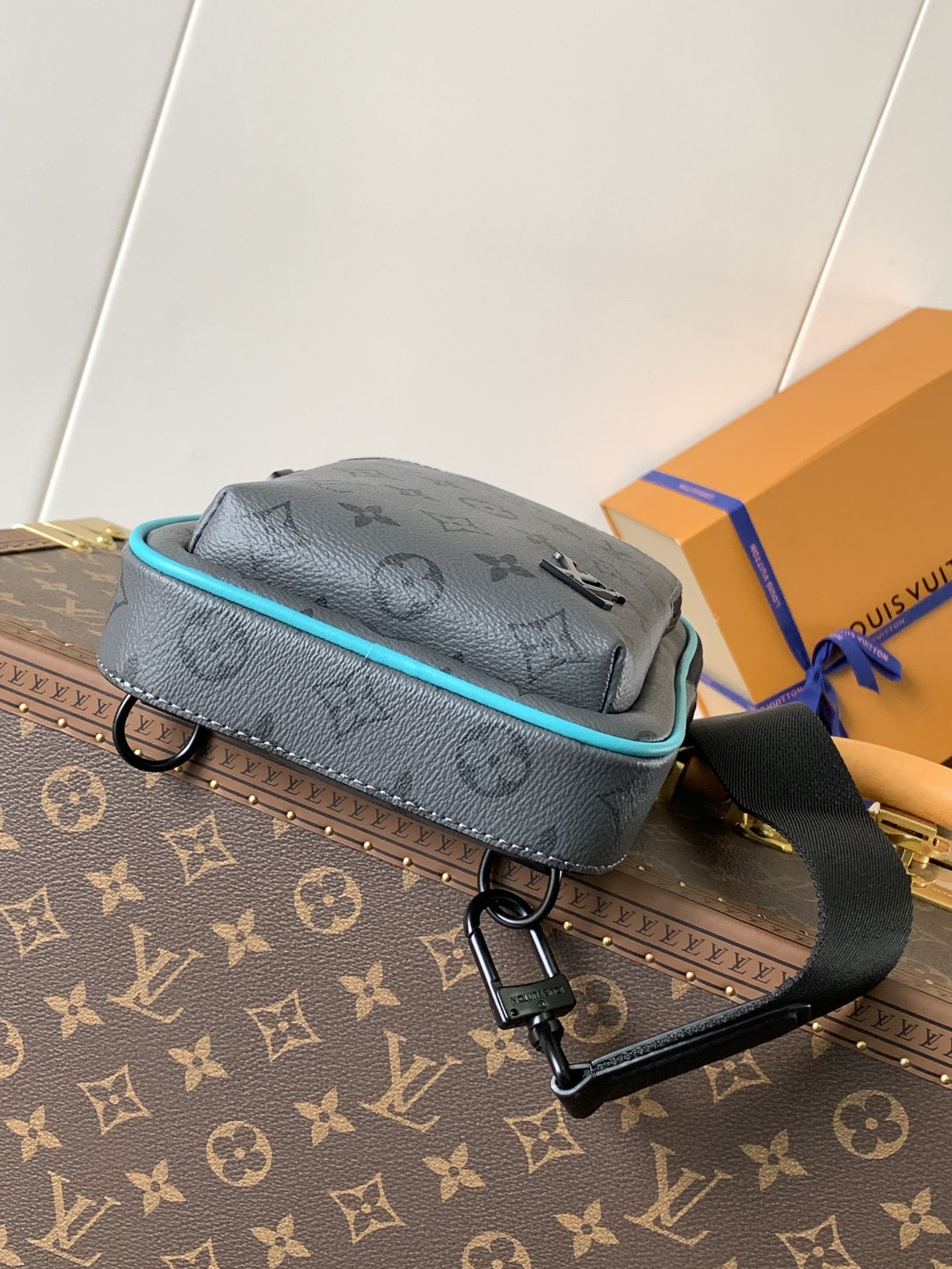 [TOP] Louis Vuitton LV Avenue Slingbag PM 16 x 33 x 5.7cm - 2 Colour