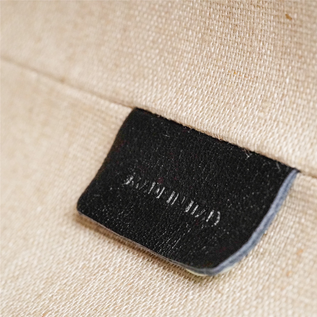 [TOP] CELINE Cuir Triomphe Bucket Bag 30x22x13cm - Black and White