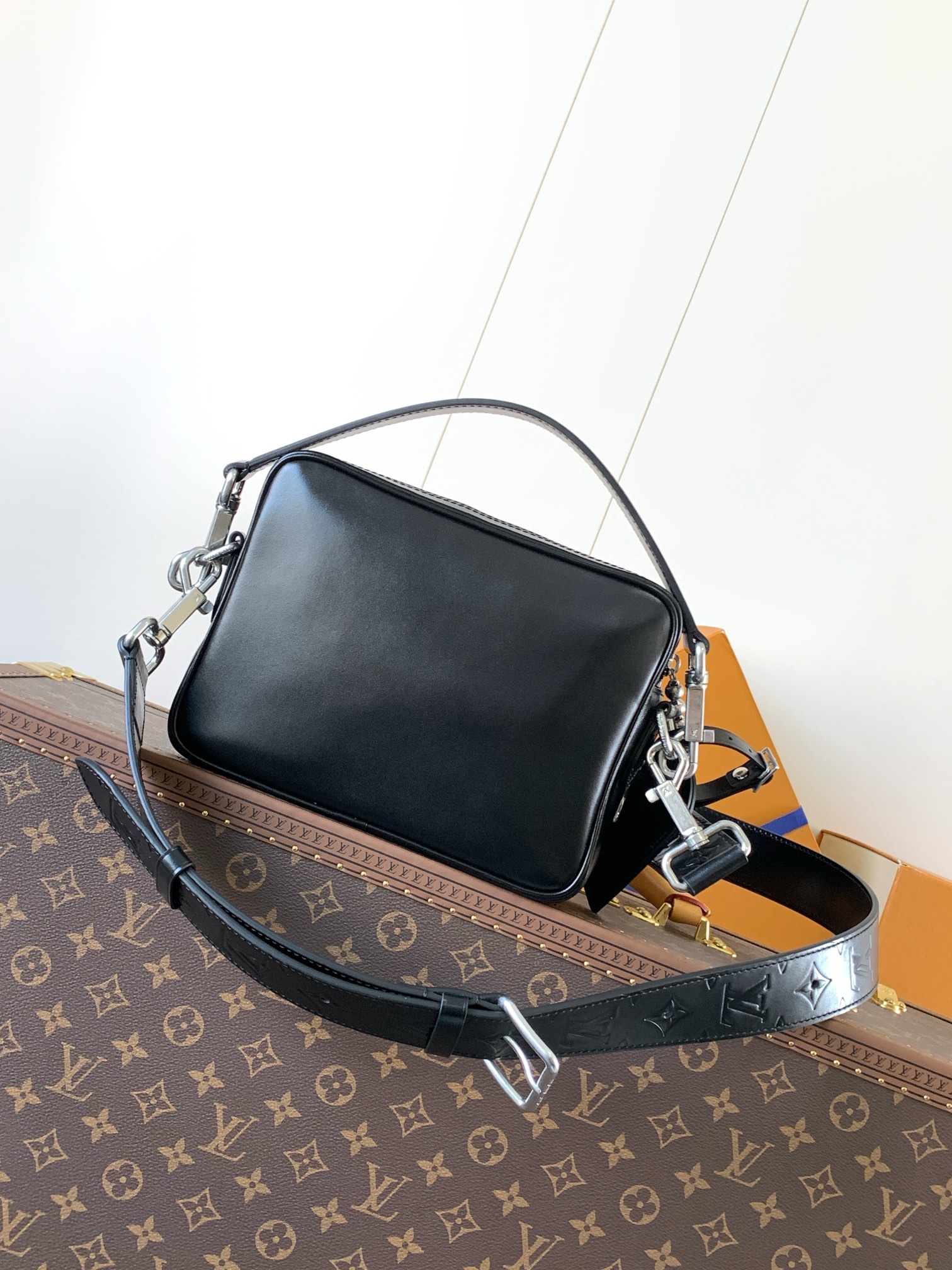 [TOP] Louis Vuitton LV Nil Handbag Cowhide 25cm - Black