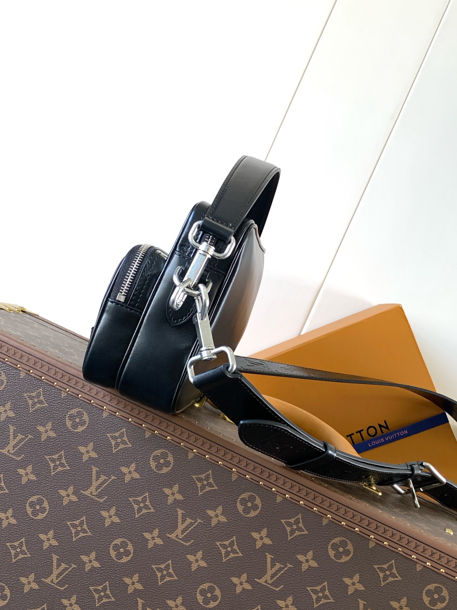 [TOP] Louis Vuitton LV Nil Handbag Cowhide 25cm - Black