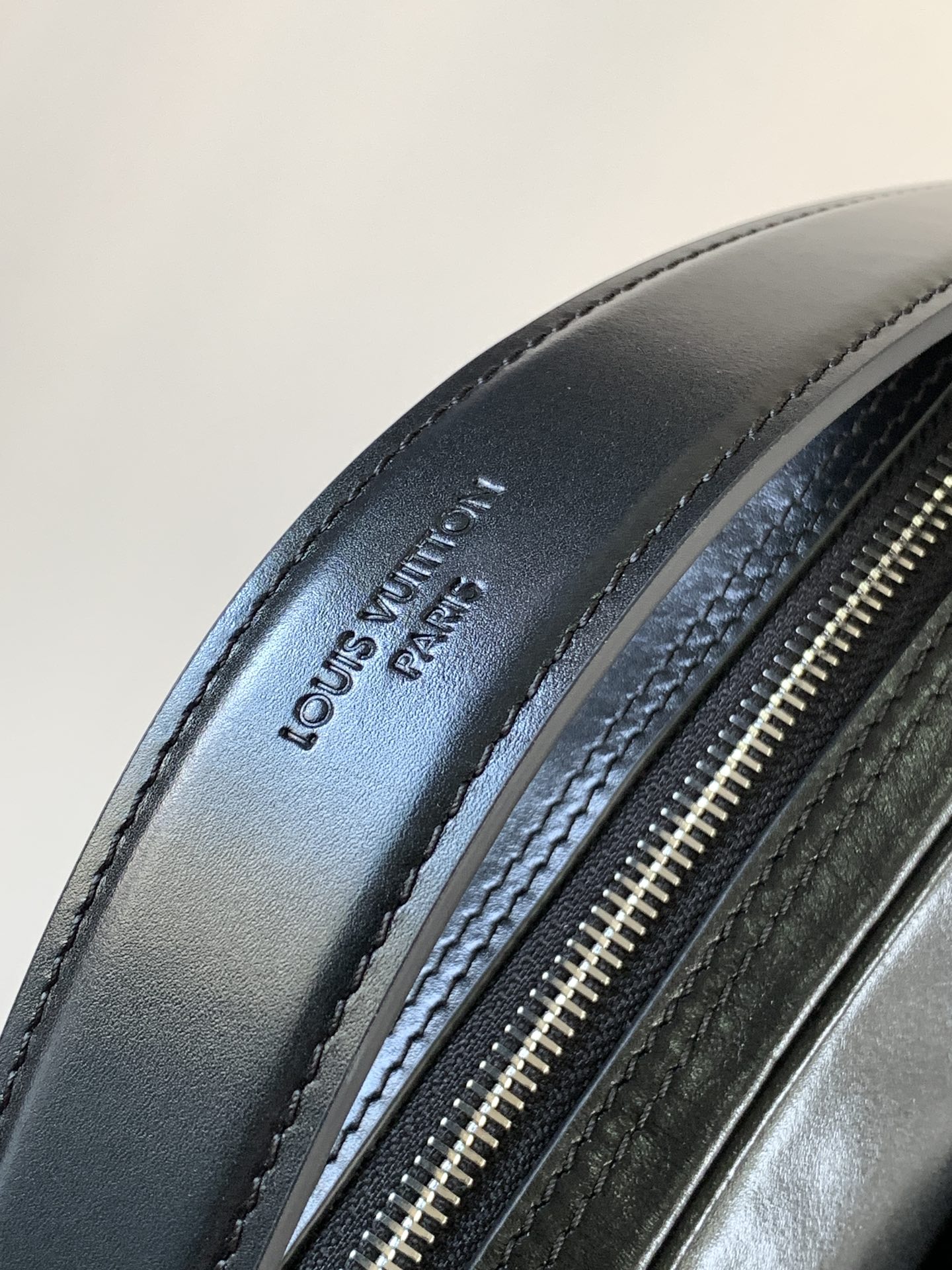 [TOP] Louis Vuitton LV Nil Handbag Cowhide 25cm - Black
