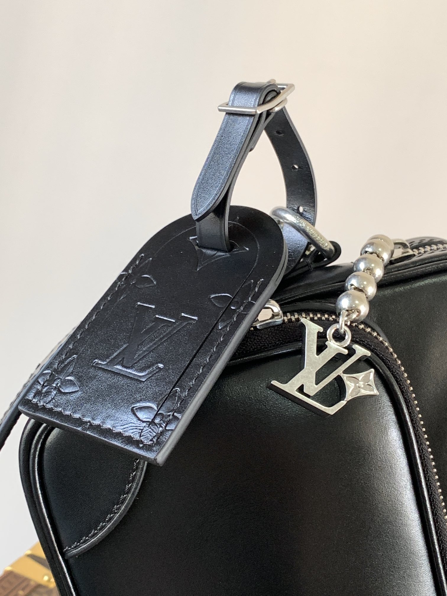 [TOP] Louis Vuitton LV Nil Handbag Cowhide 25cm - Black