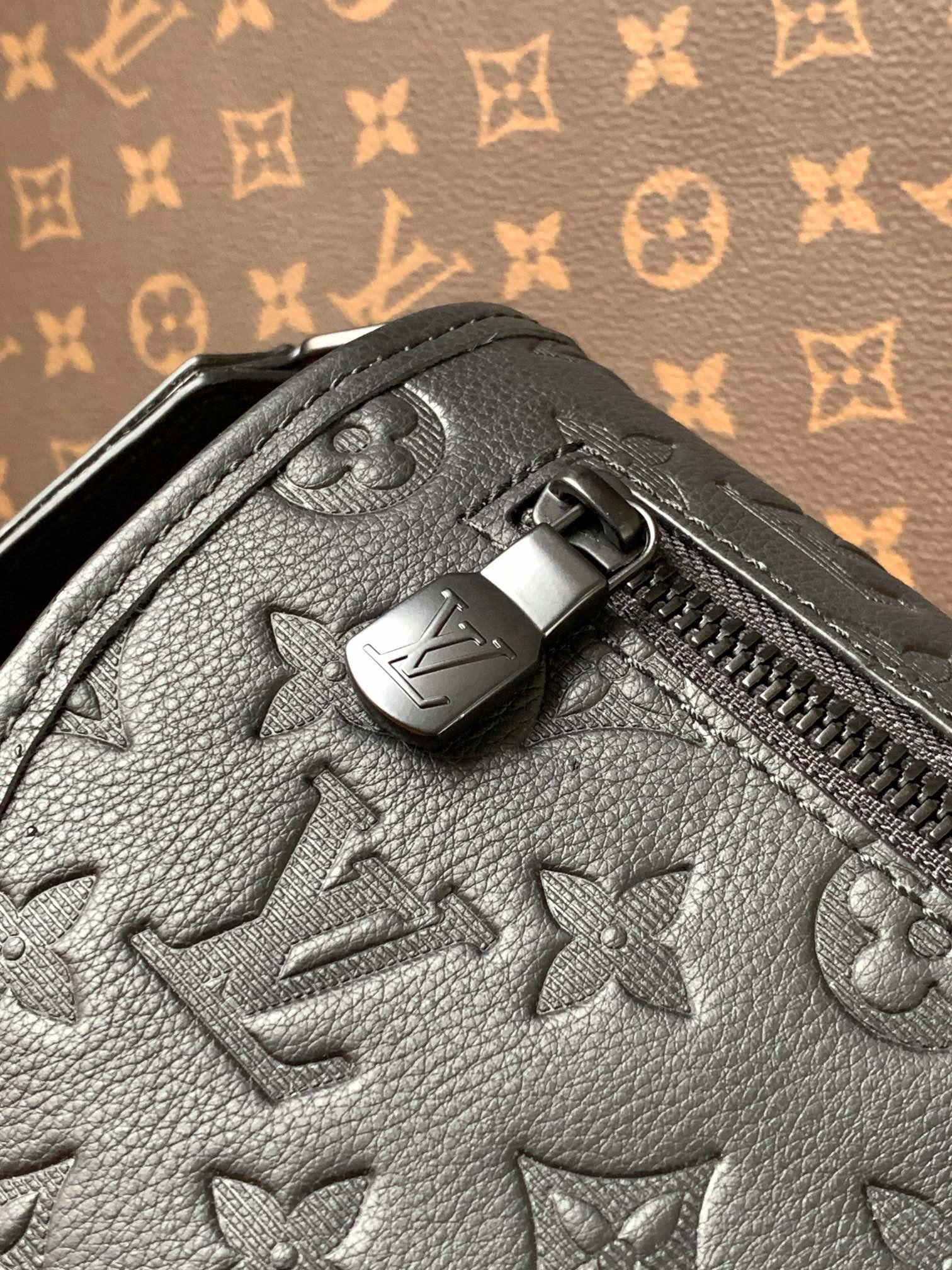 [TOP] Louis Vuitton LV Pulse Monogram Shadow Handbag 22x16x5cm/26x17x11cm - Black