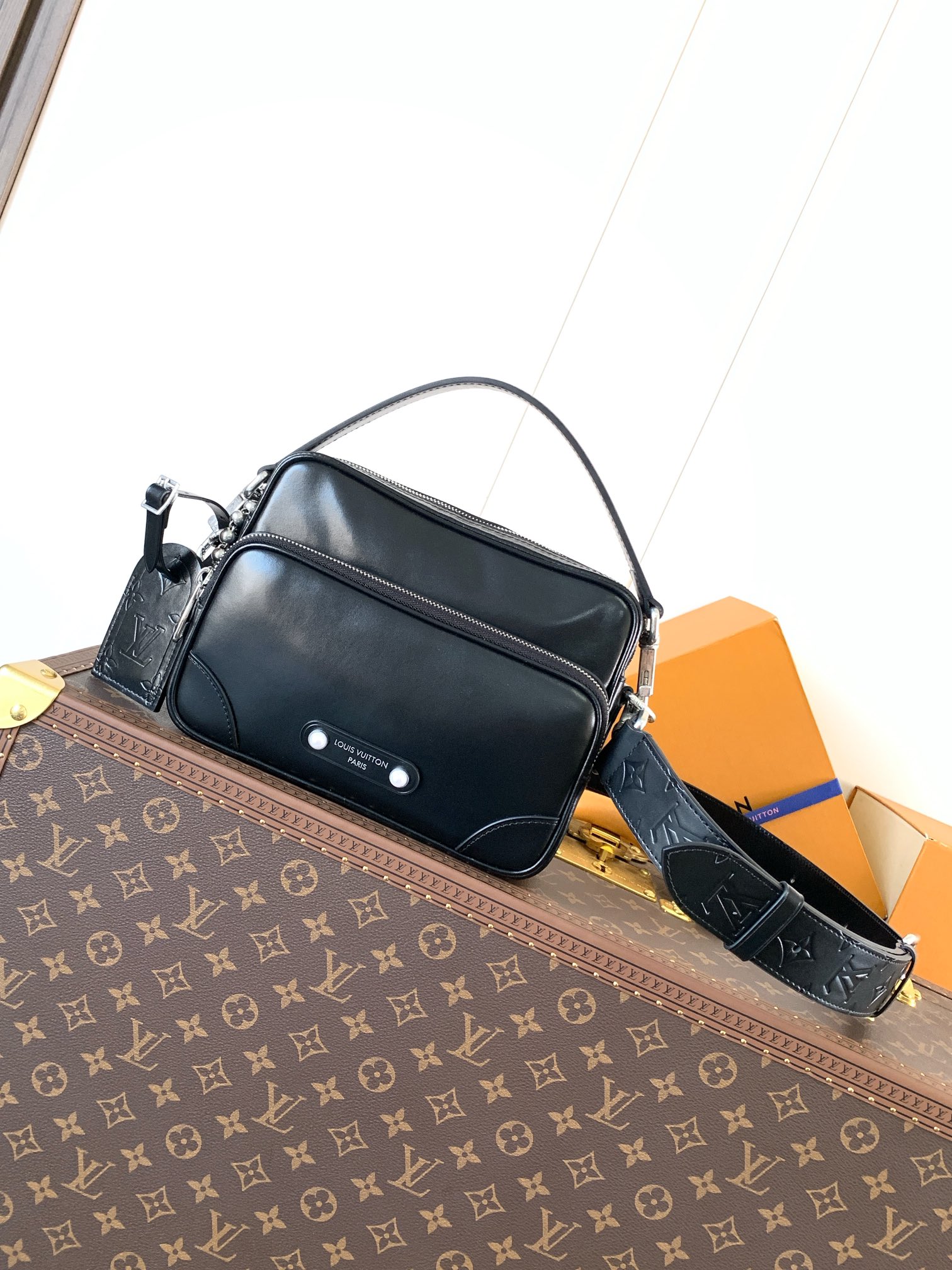 [TOP] Louis Vuitton LV Nil Handbag Cowhide 25cm - Black