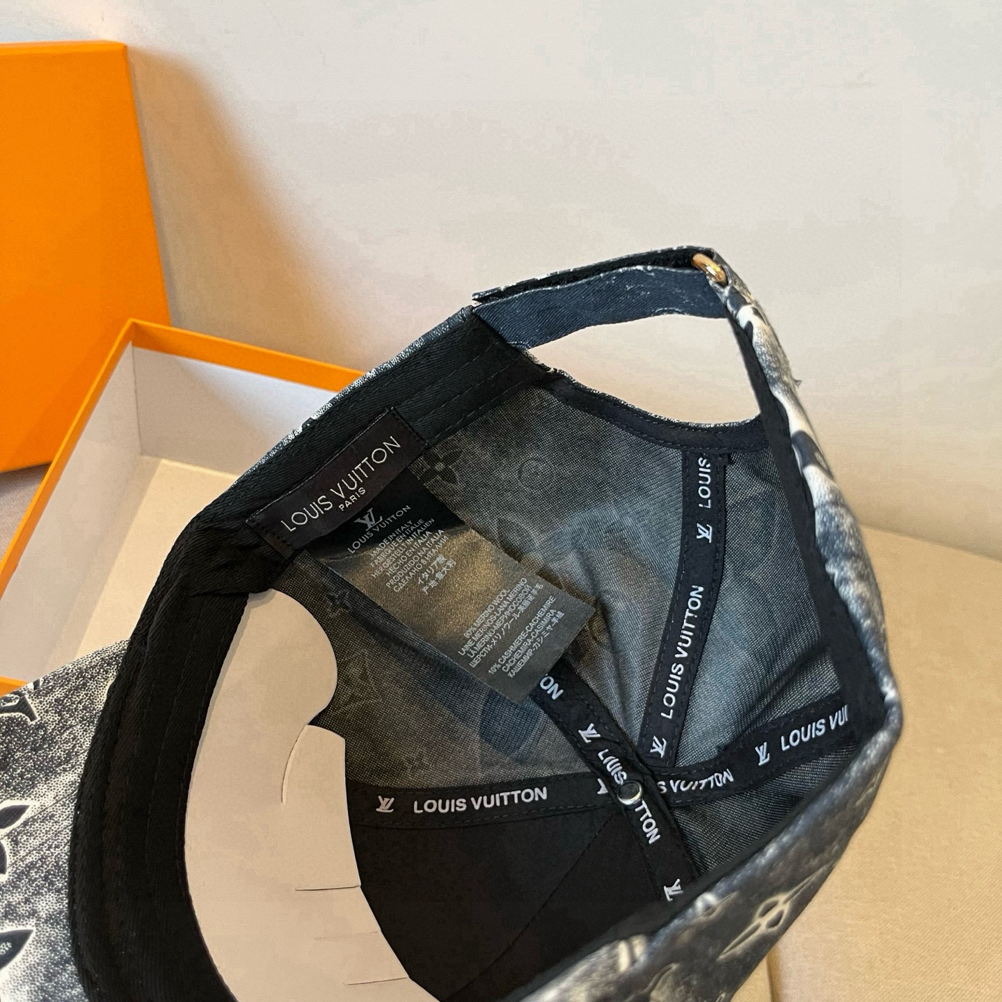 [TOP] Louis Vuitton LV Baseball Cap - Black