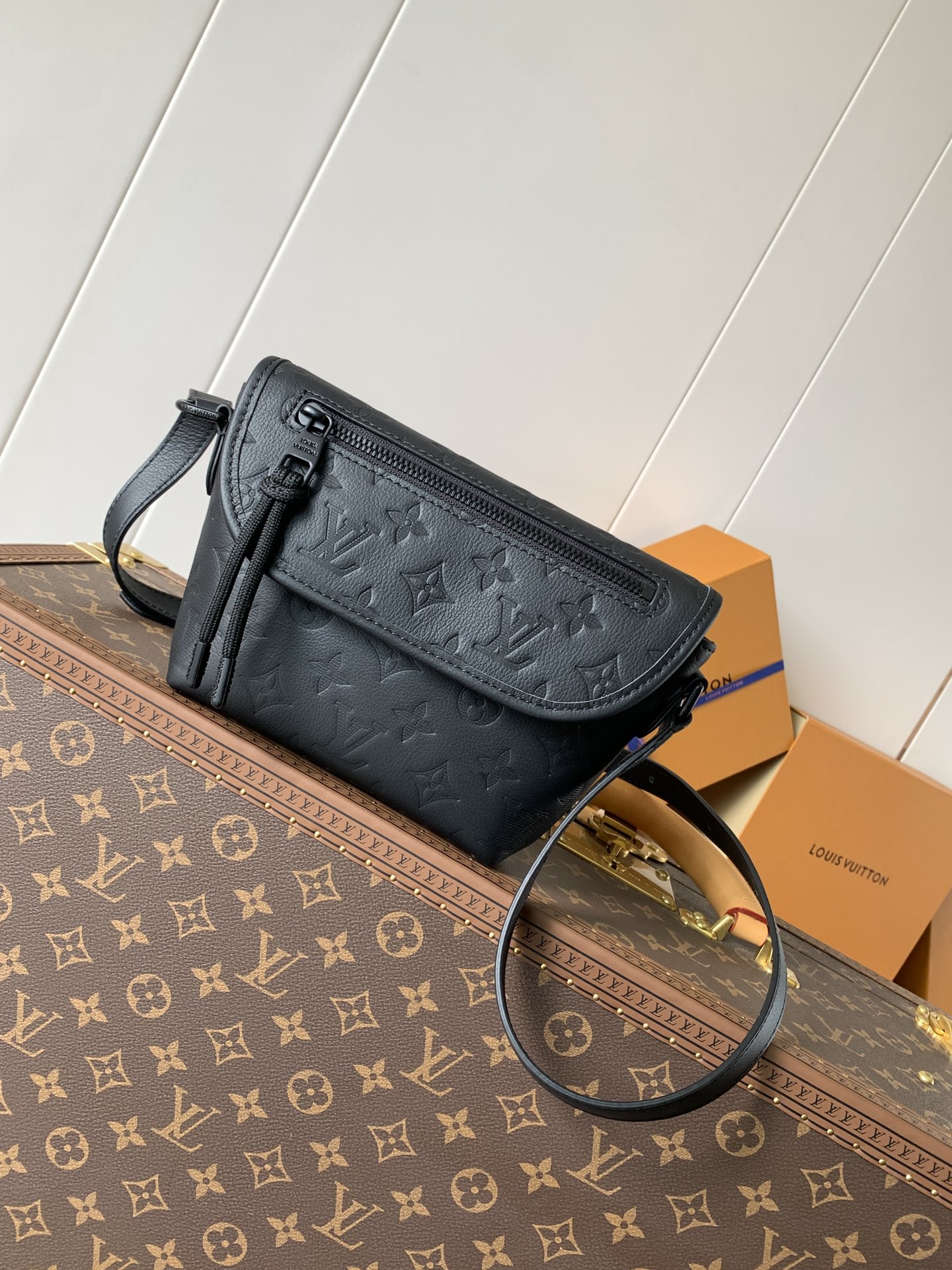 [TOP] Louis Vuitton LV Pulse Monogram Shadow Handbag 22x16x5cm/26x17x11cm - Black