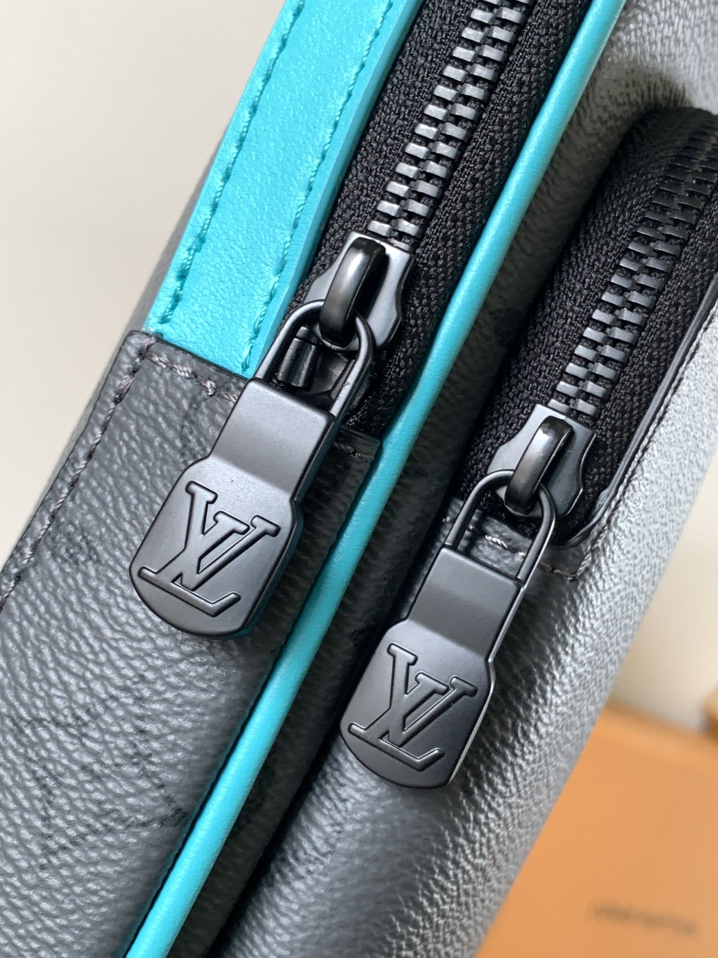 [TOP] Louis Vuitton LV Avenue Slingbag PM 16 x 33 x 5.7cm - 2 Colour