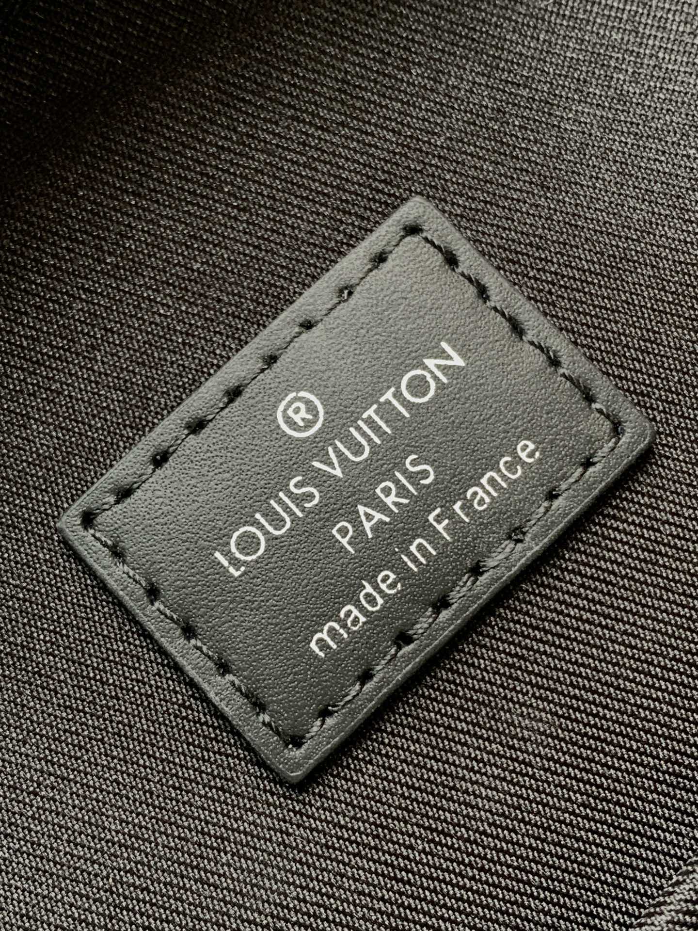 [TOP] Louis Vuitton LV Avenue Slingbag PM 16 x 33 x 5.7cm - 2 Colour