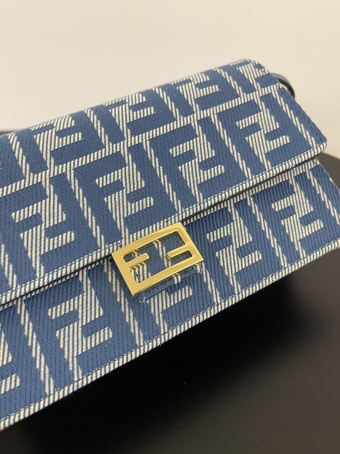 [TOP] FENDI Chain Underarm Bag 21x5x11.5cm - Blue
