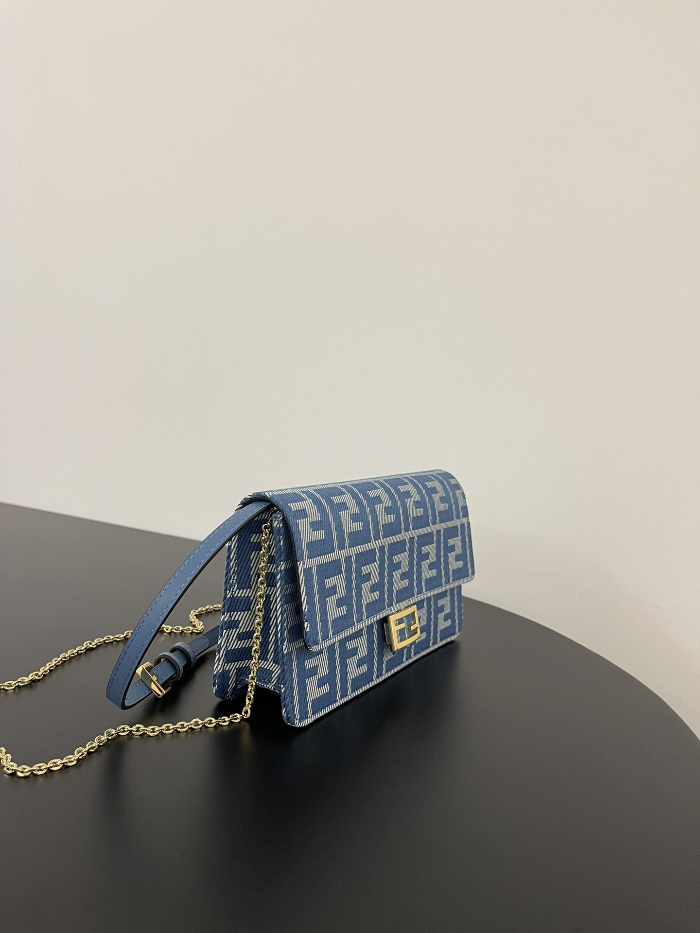 [TOP] FENDI Chain Underarm Bag 21x5x11.5cm - Blue