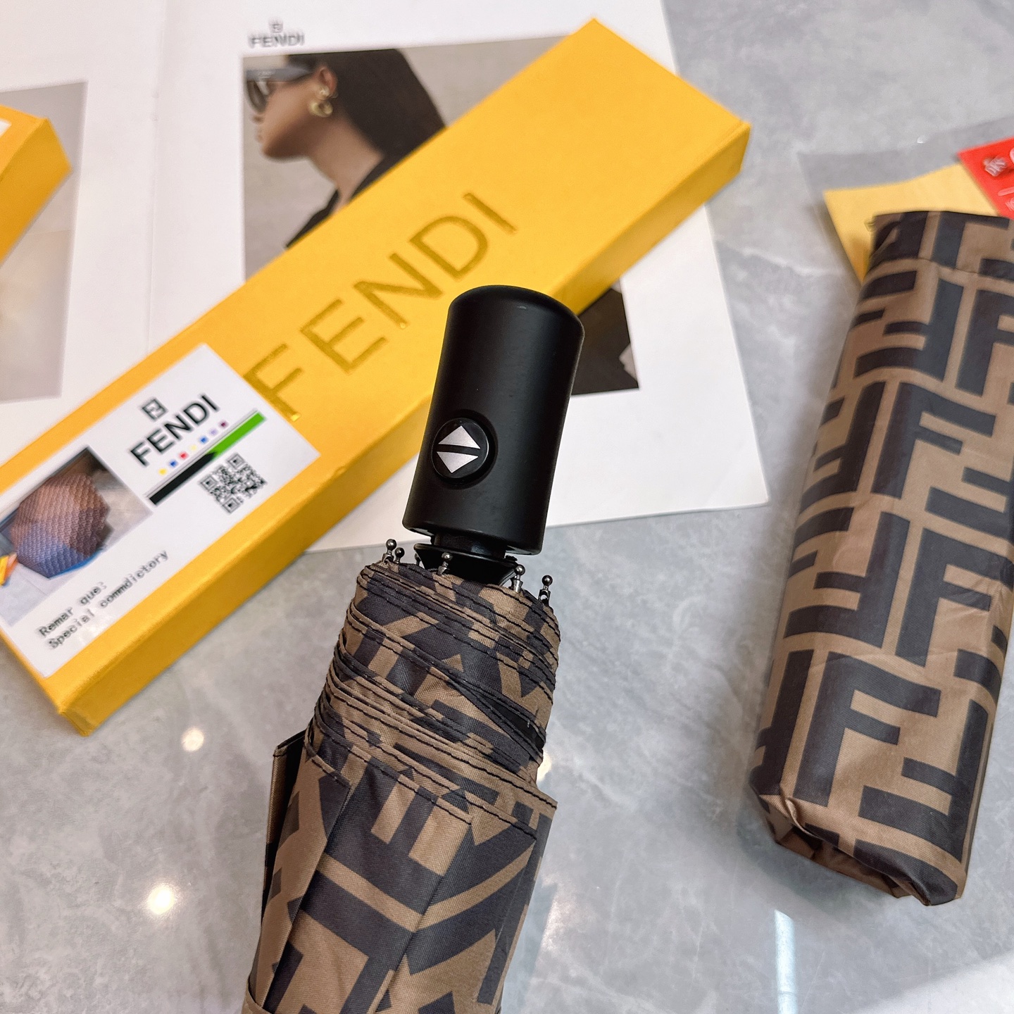 [TOP] FENDI Umbrella - Brown