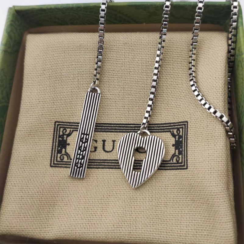 [TOP] GUCCI Heart Shape Necklace - Silver